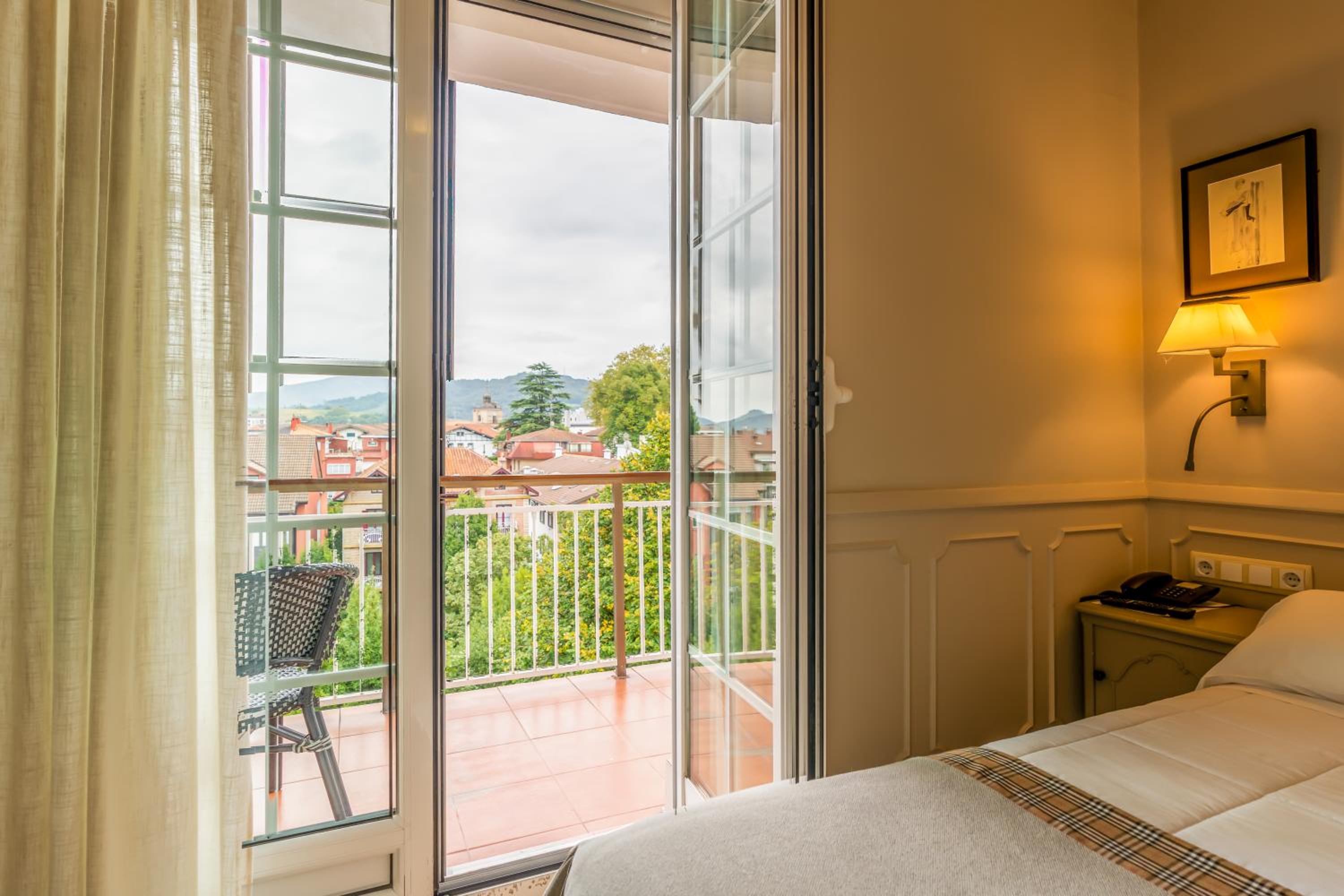 Double Room with Balcony - Photo 8