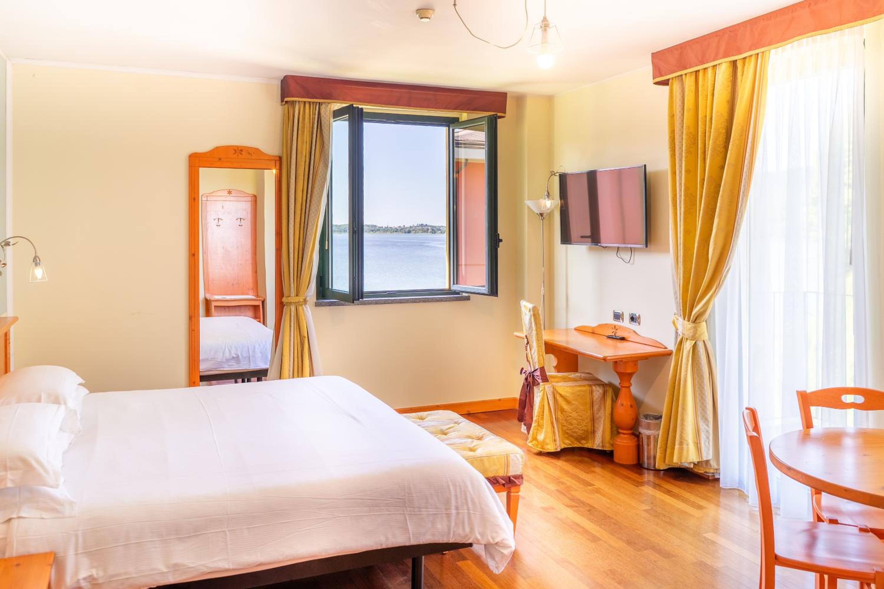 Double Room with Lake View - Photo 29