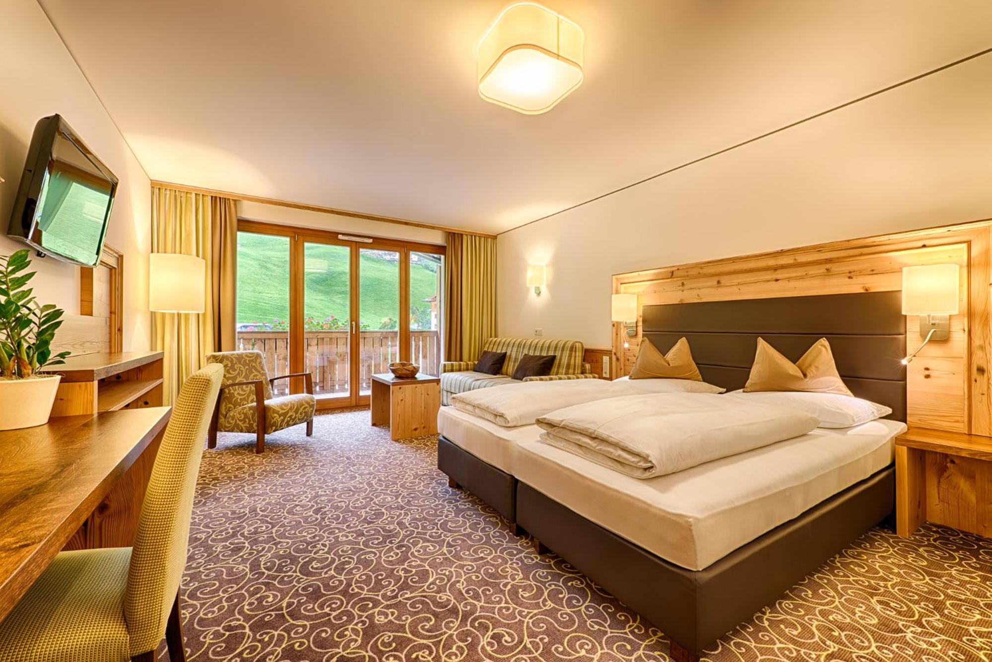 Deluxe Double Room with Balcony photo 2