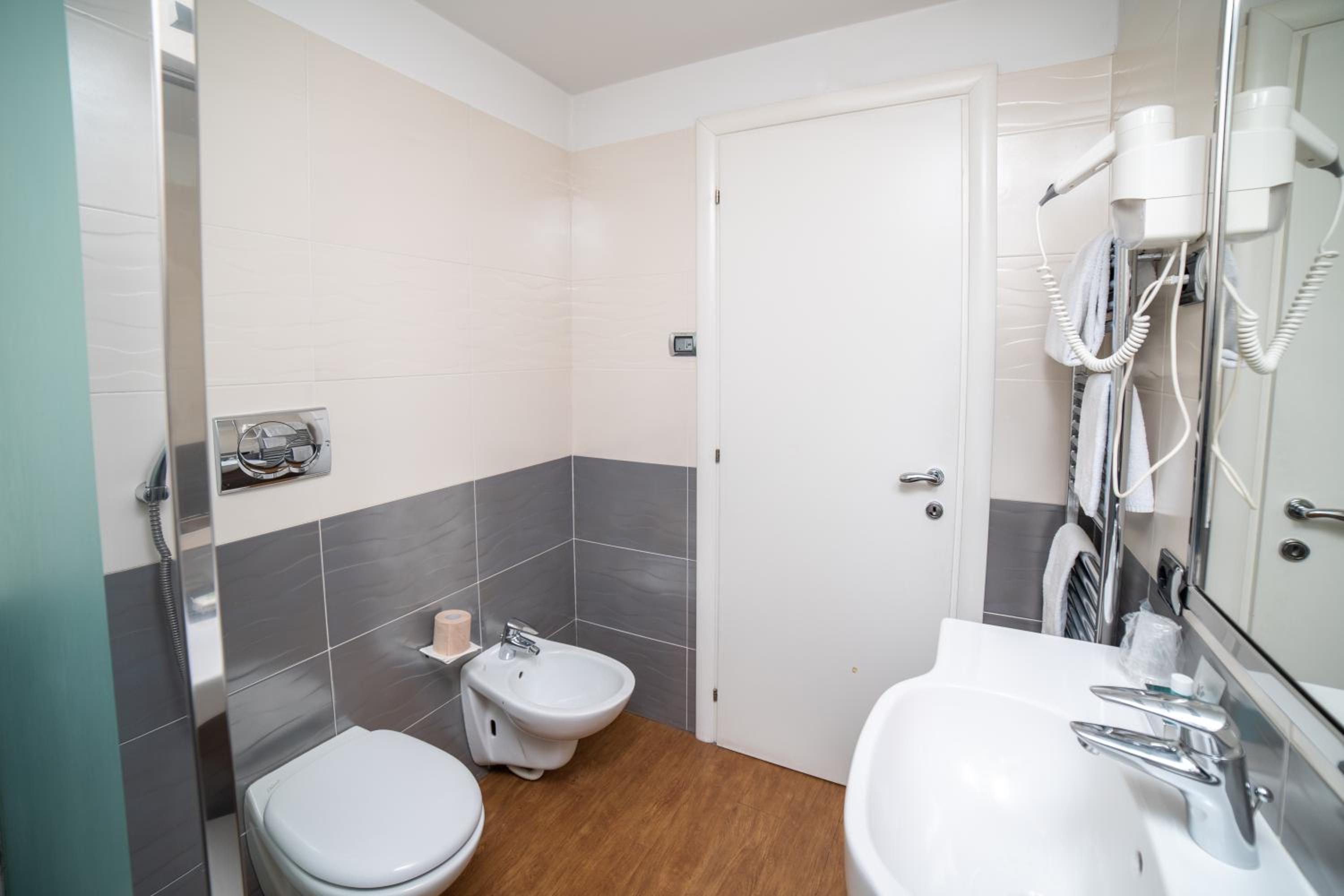 Standard Double Room - Photo 25
