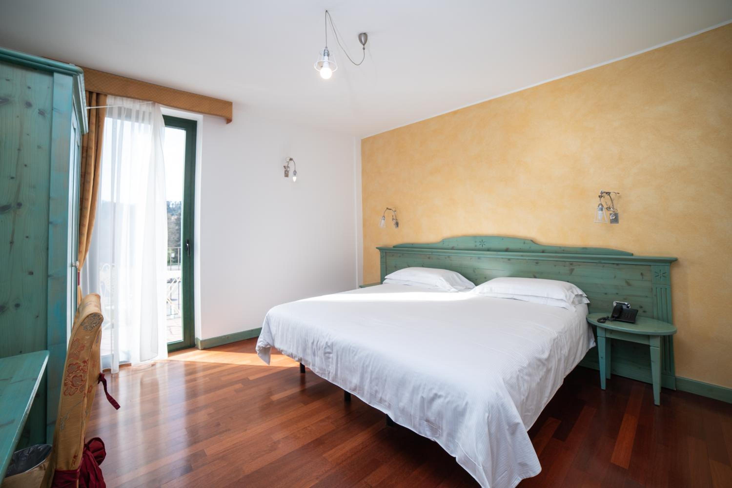 Standard Double Room - Photo 13