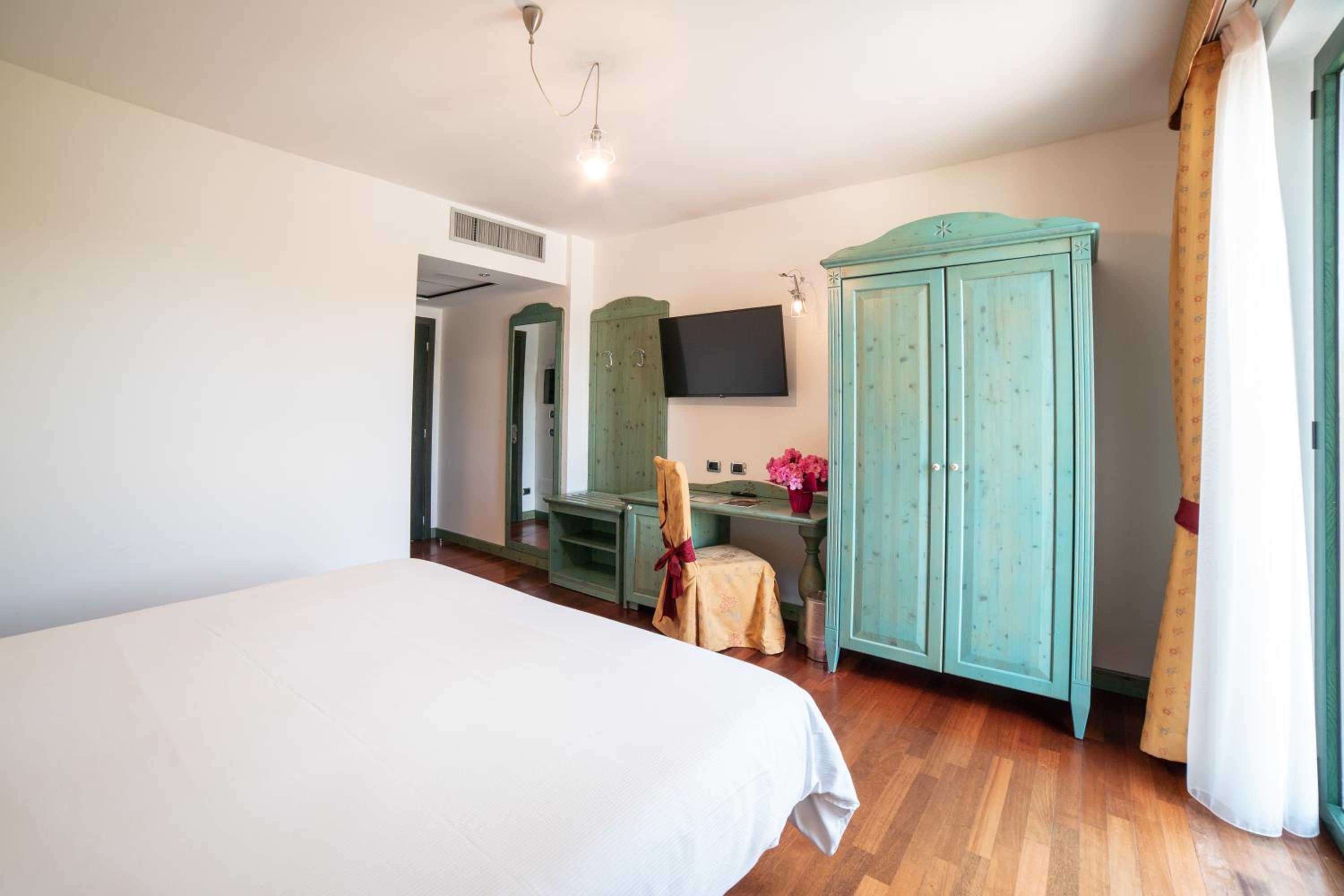 Standard Double Room - Photo 12