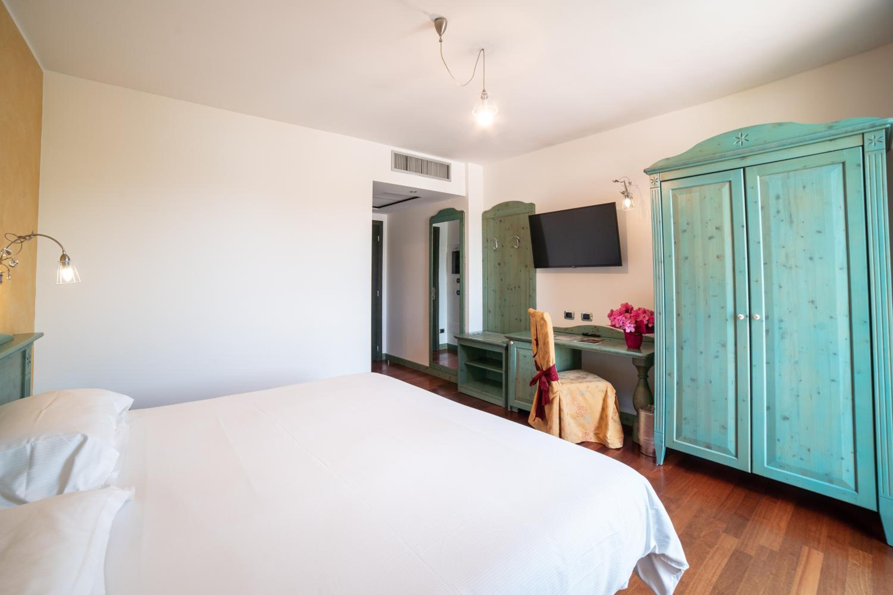 Standard Double Room - Photo 11