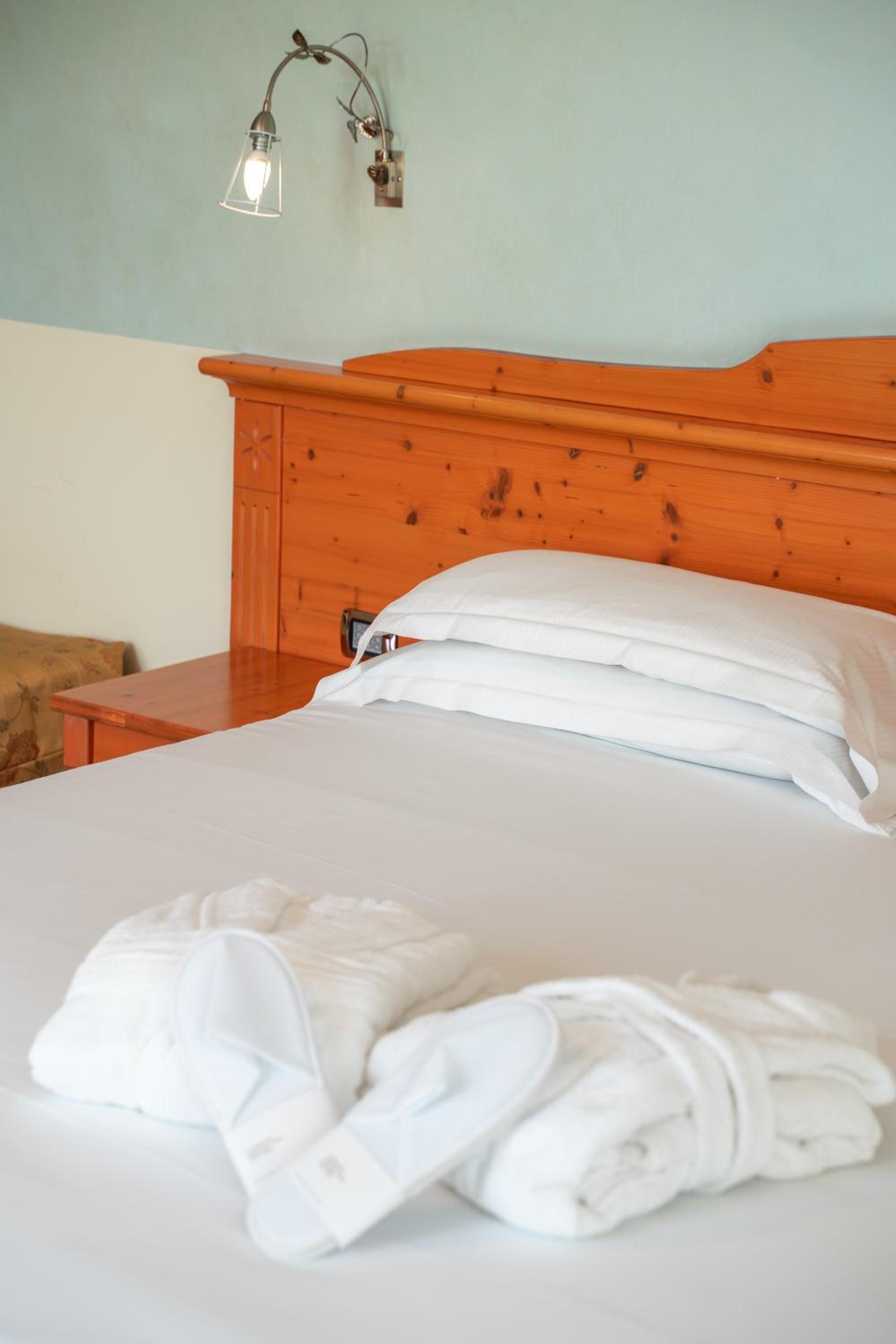 Standard Double Room - Photo 9
