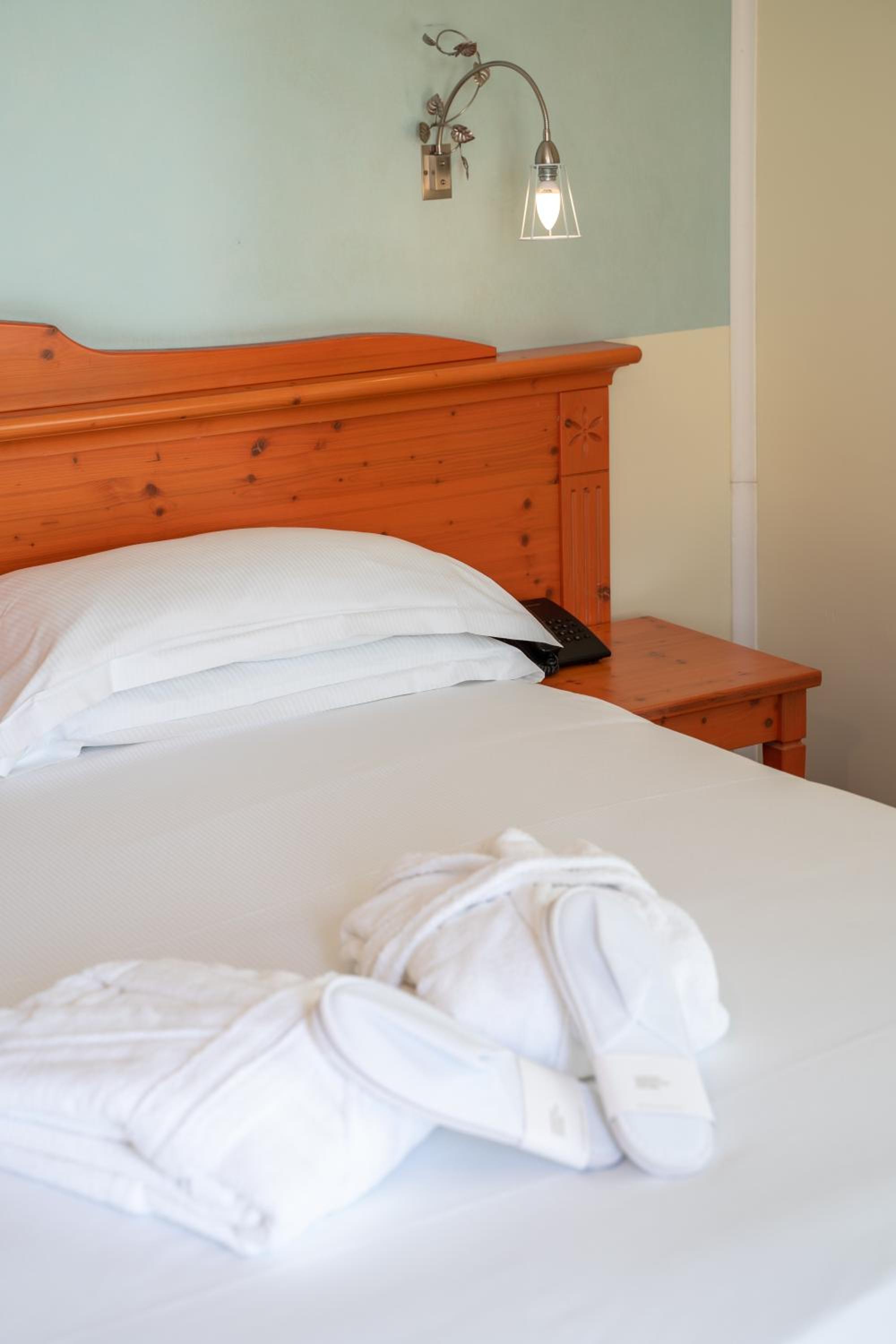 Standard Double Room - Photo 8