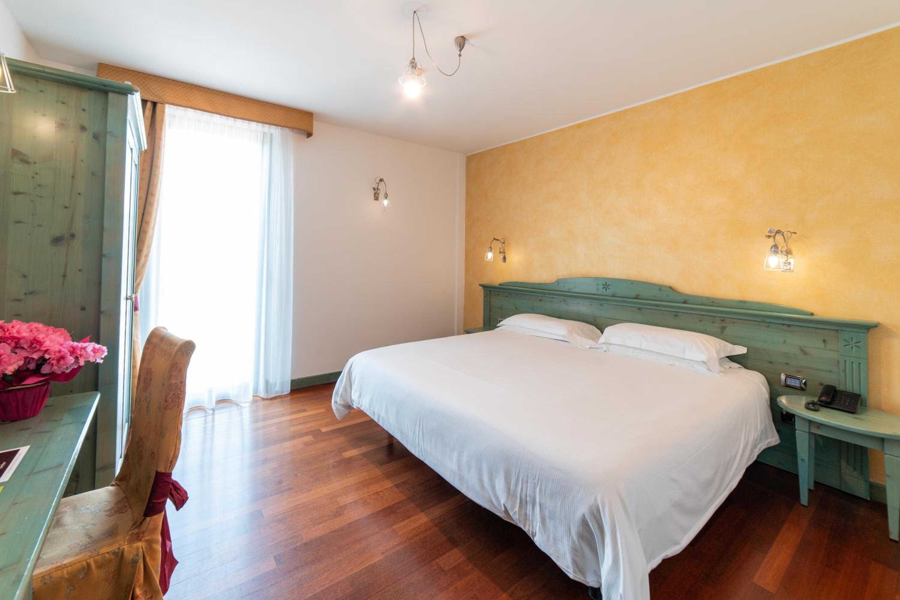 Double Room with Lake View - Photo 4