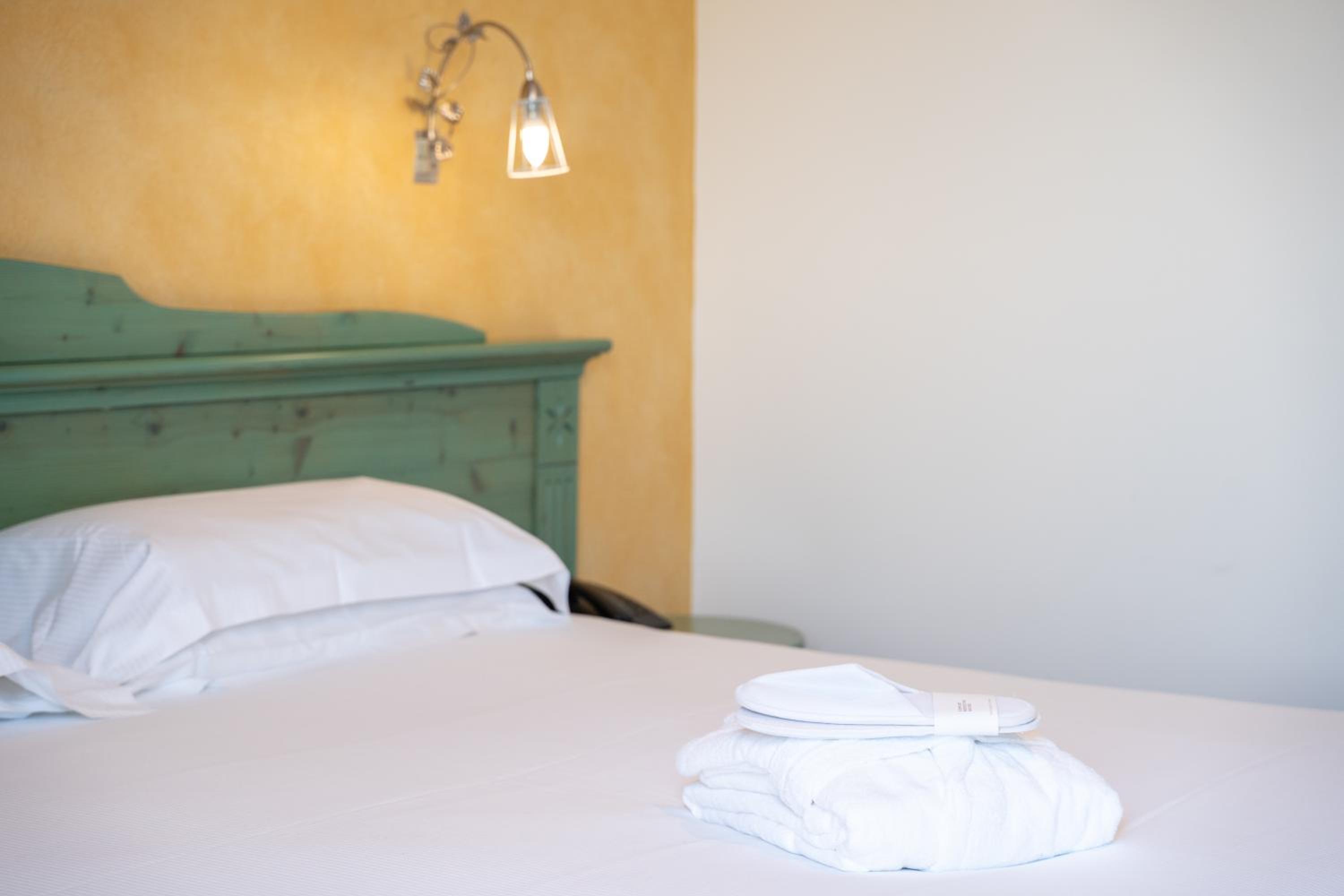 Standard Double Room - Photo 19
