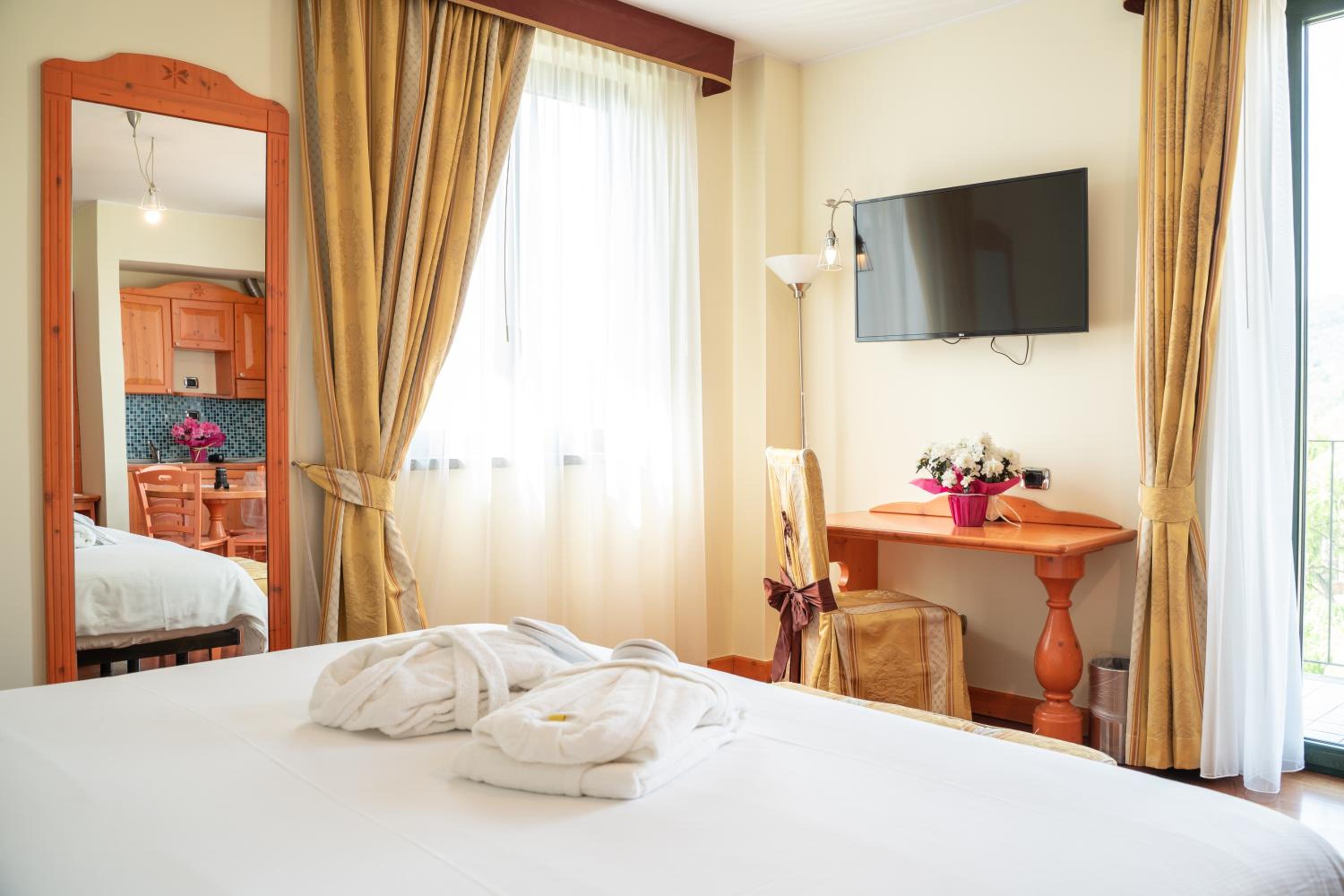 Double Room with Lake View - Photo 15