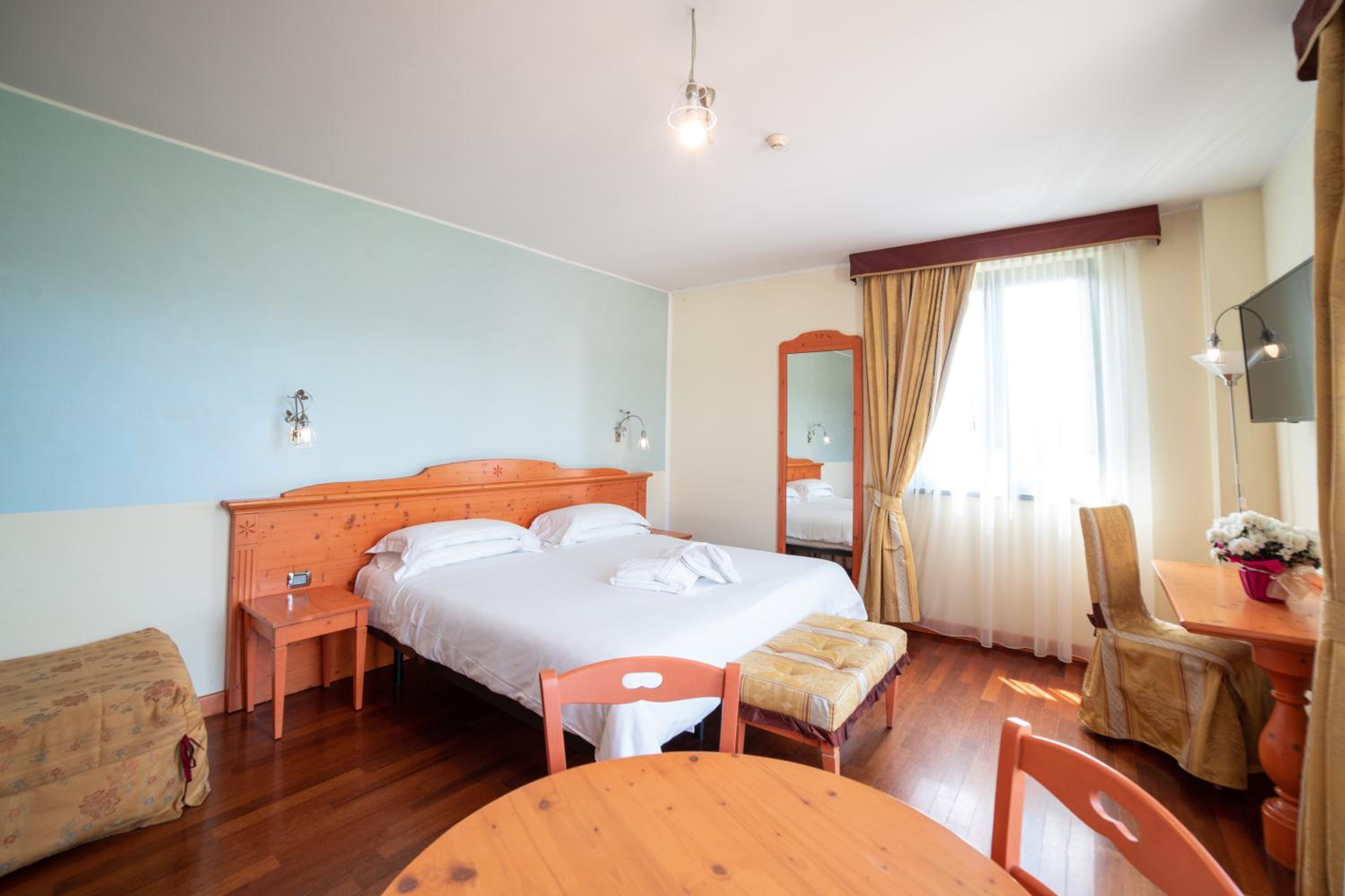 Double Room with Lake View - Photo 13