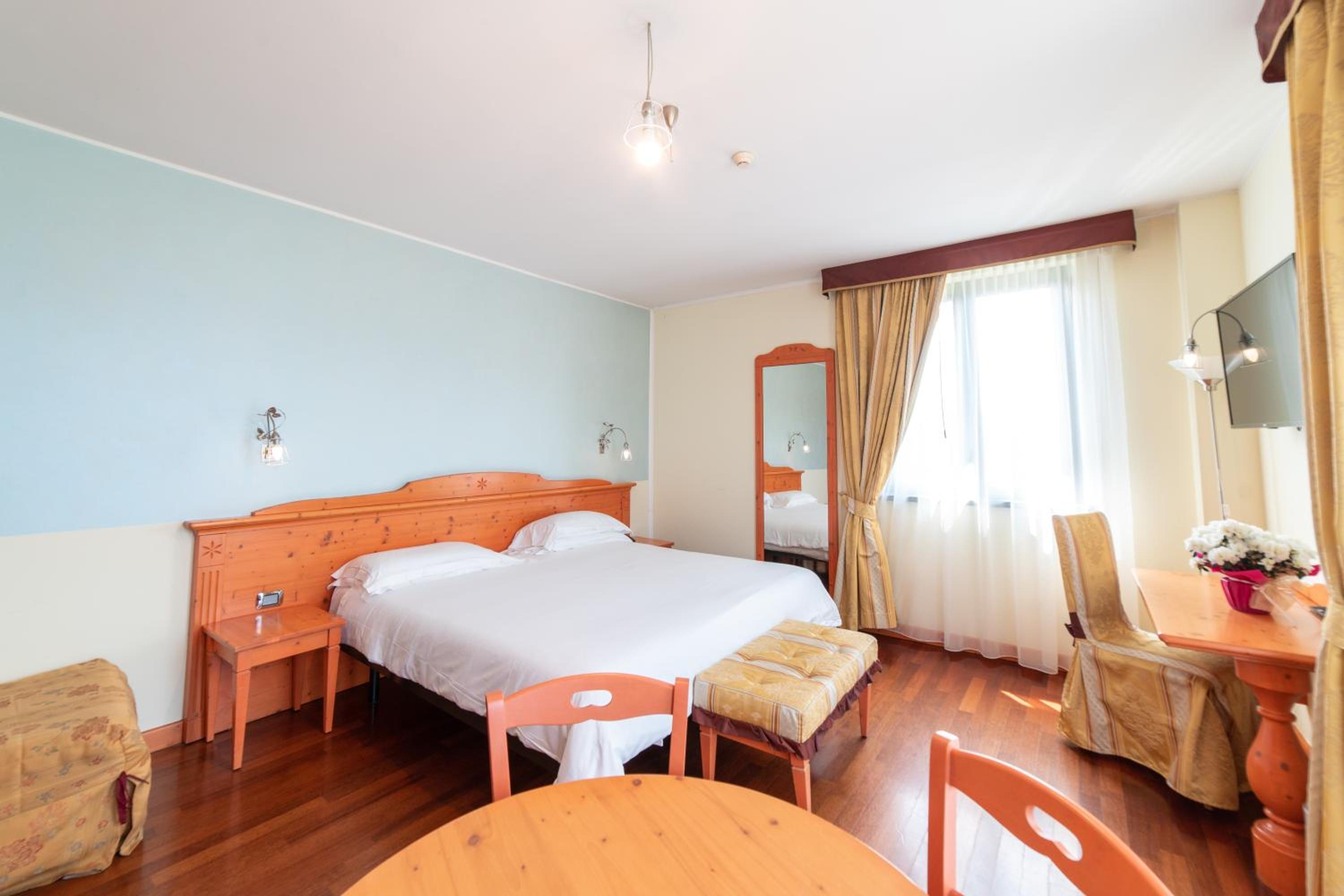 Double Room with Lake View - Photo 12