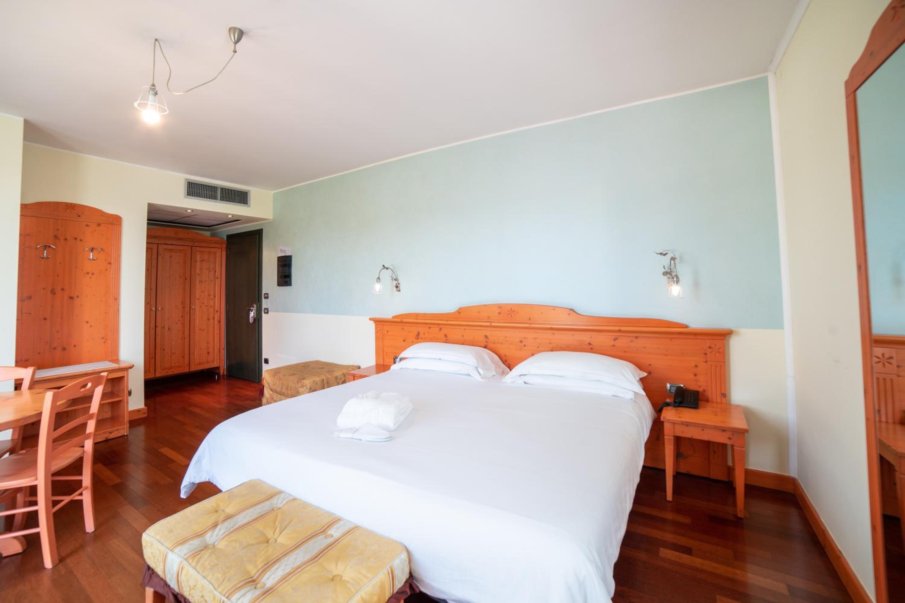 Double Room with Lake View - Photo 11