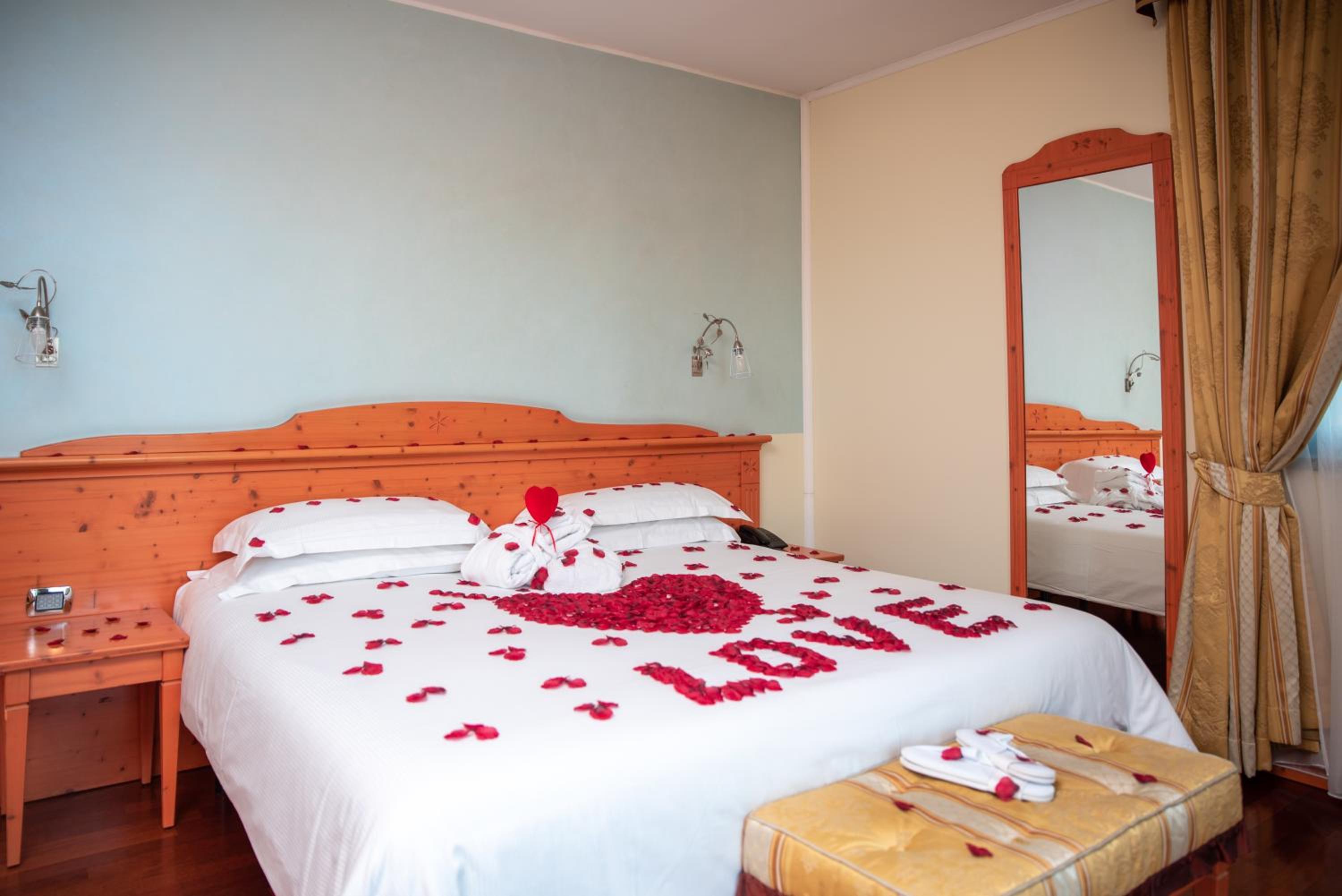 Deluxe Room - Photo 17