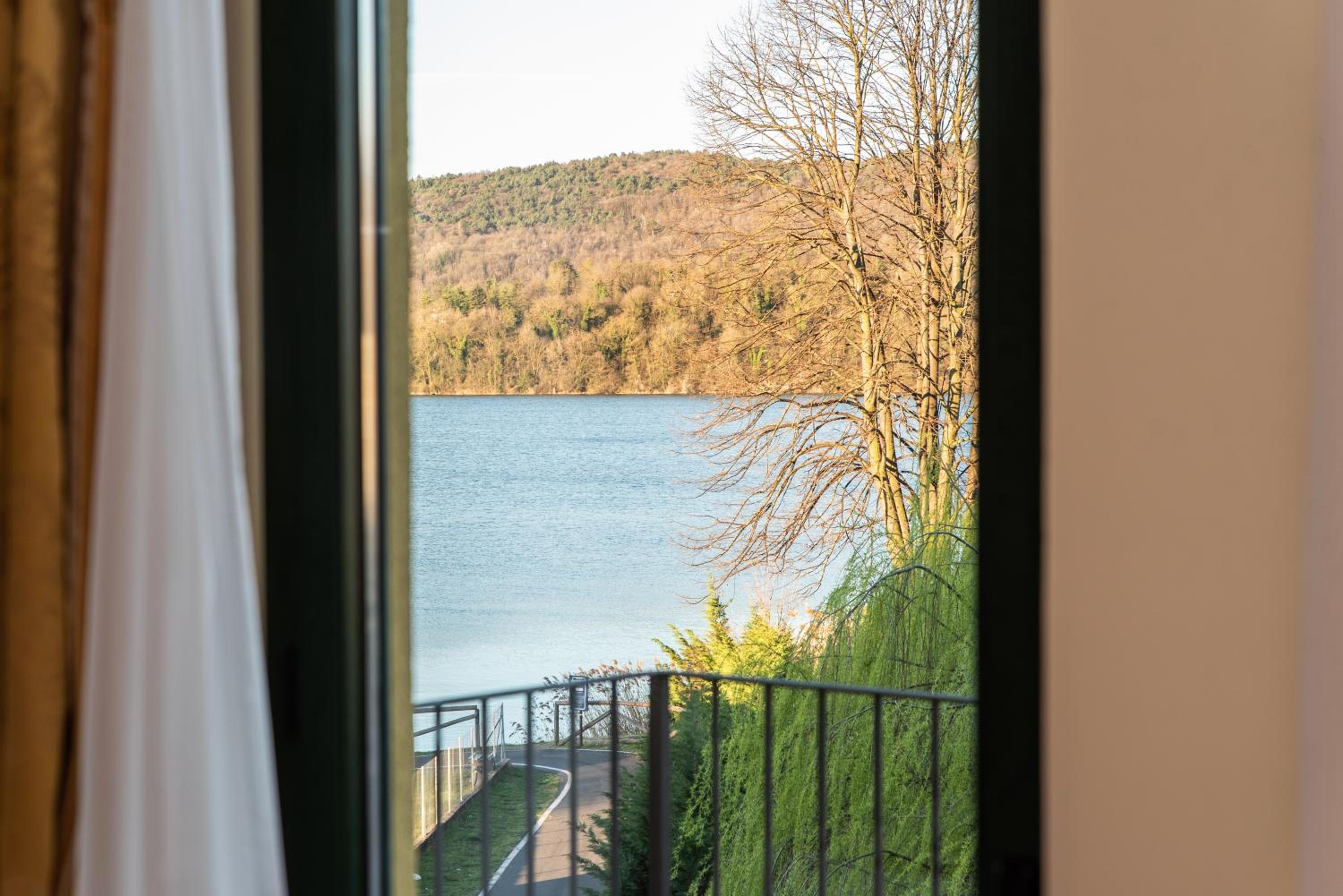 Double Room with Lake View - Photo 23