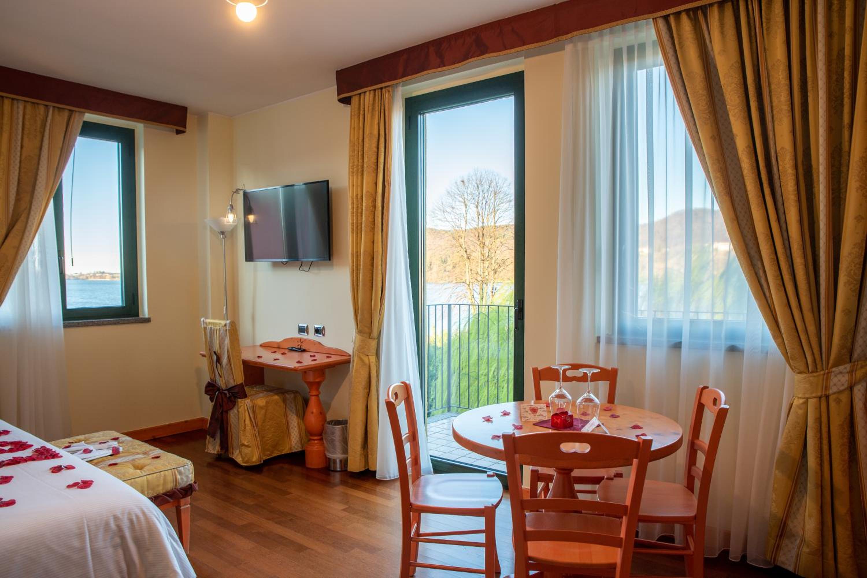Double Room with Lake View - Photo 24
