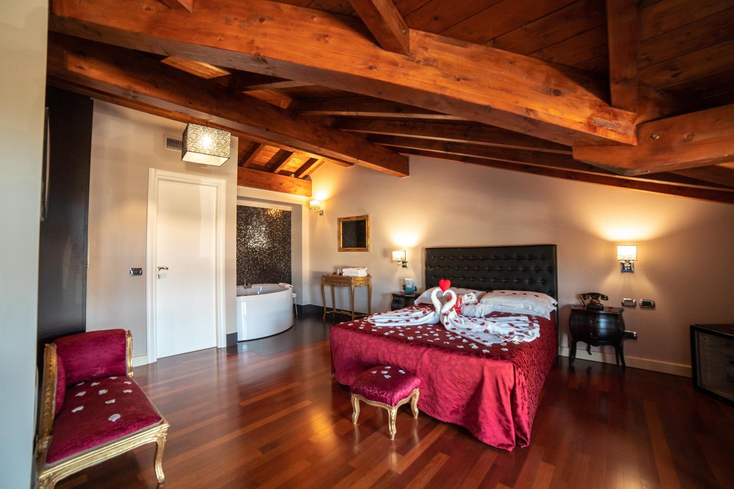 Deluxe Room - Photo 9
