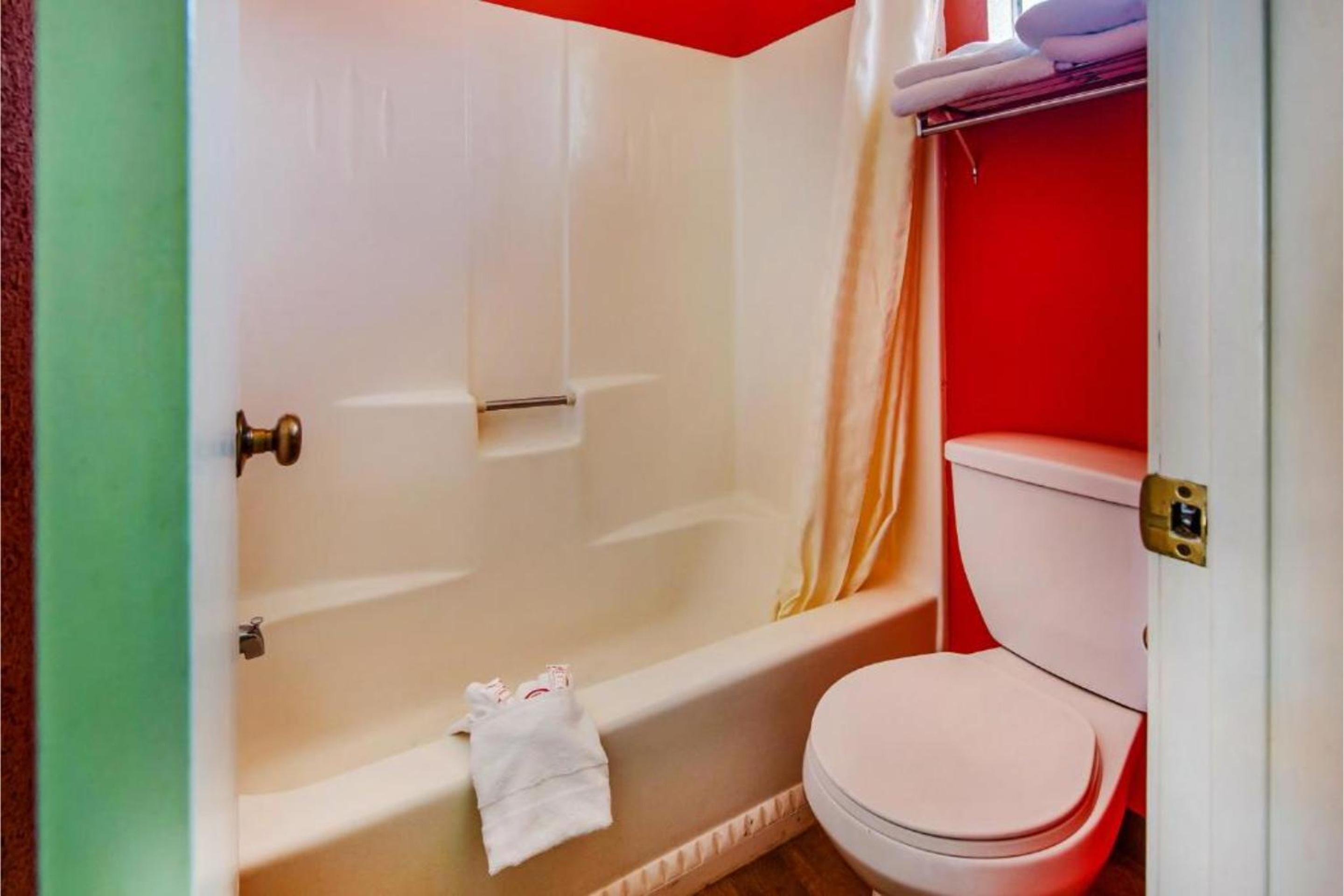 King Bed Non-Smoking photo 2