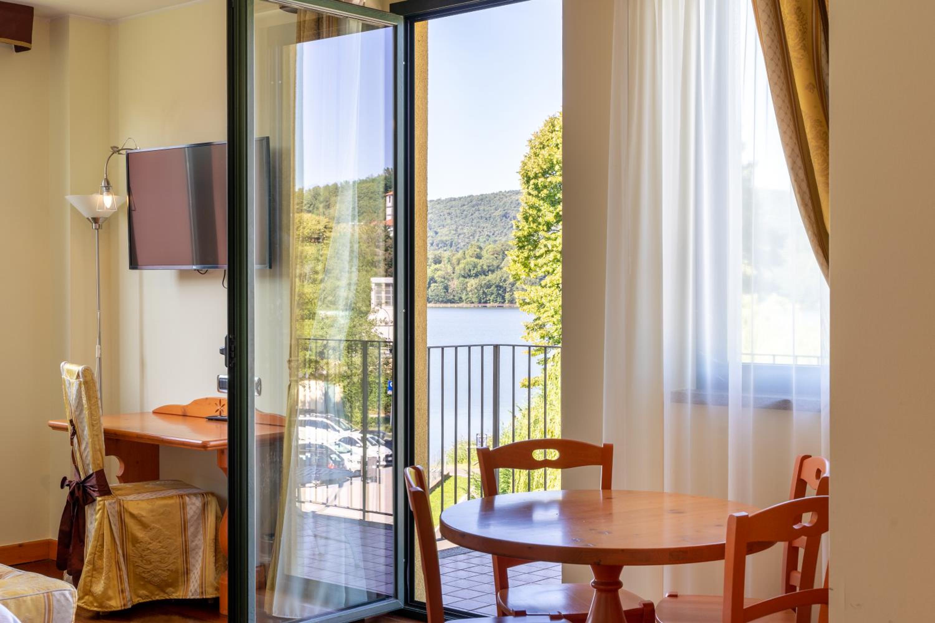 Double Room with Lake View - Photo 26