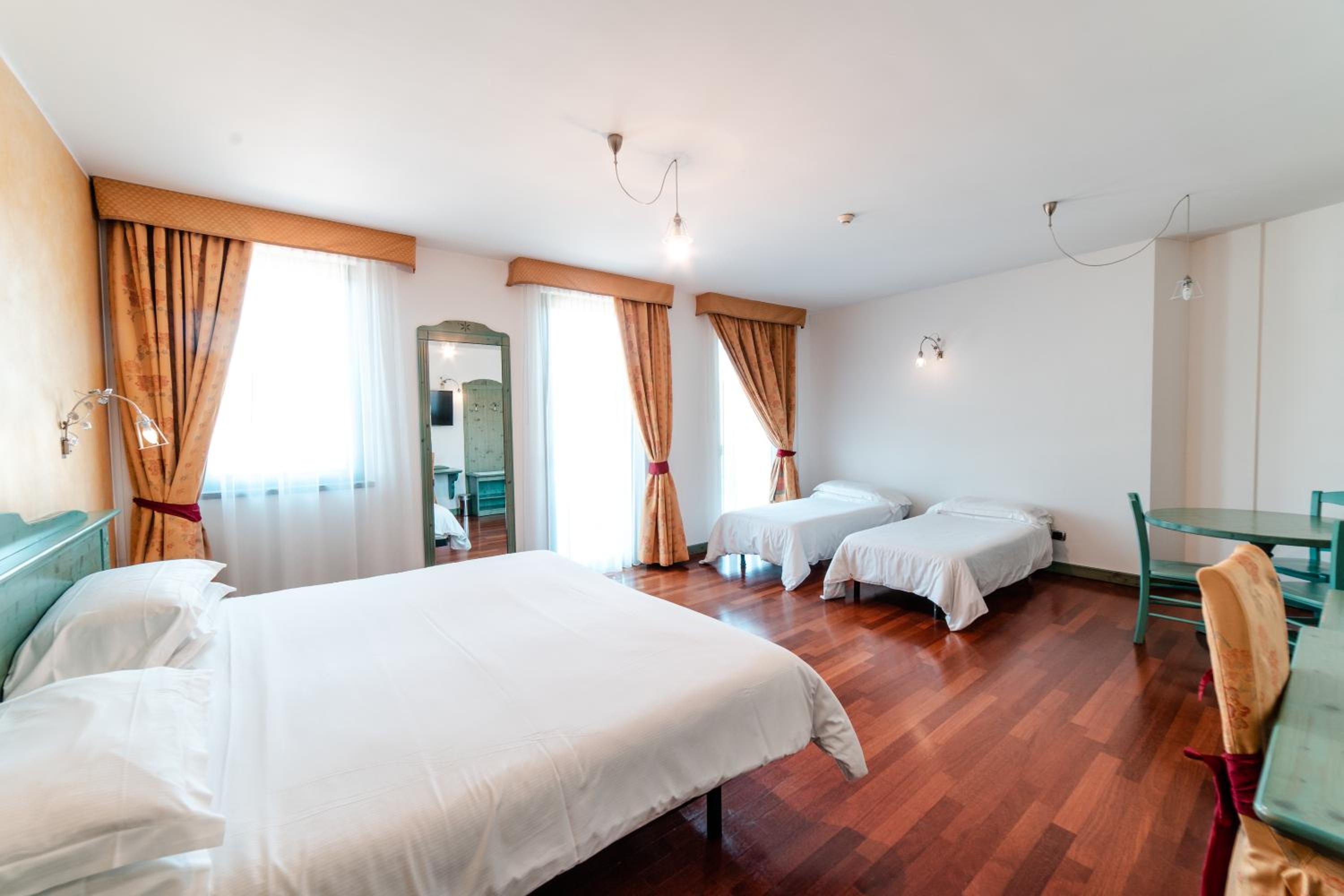 Quadruple Room - Photo 8