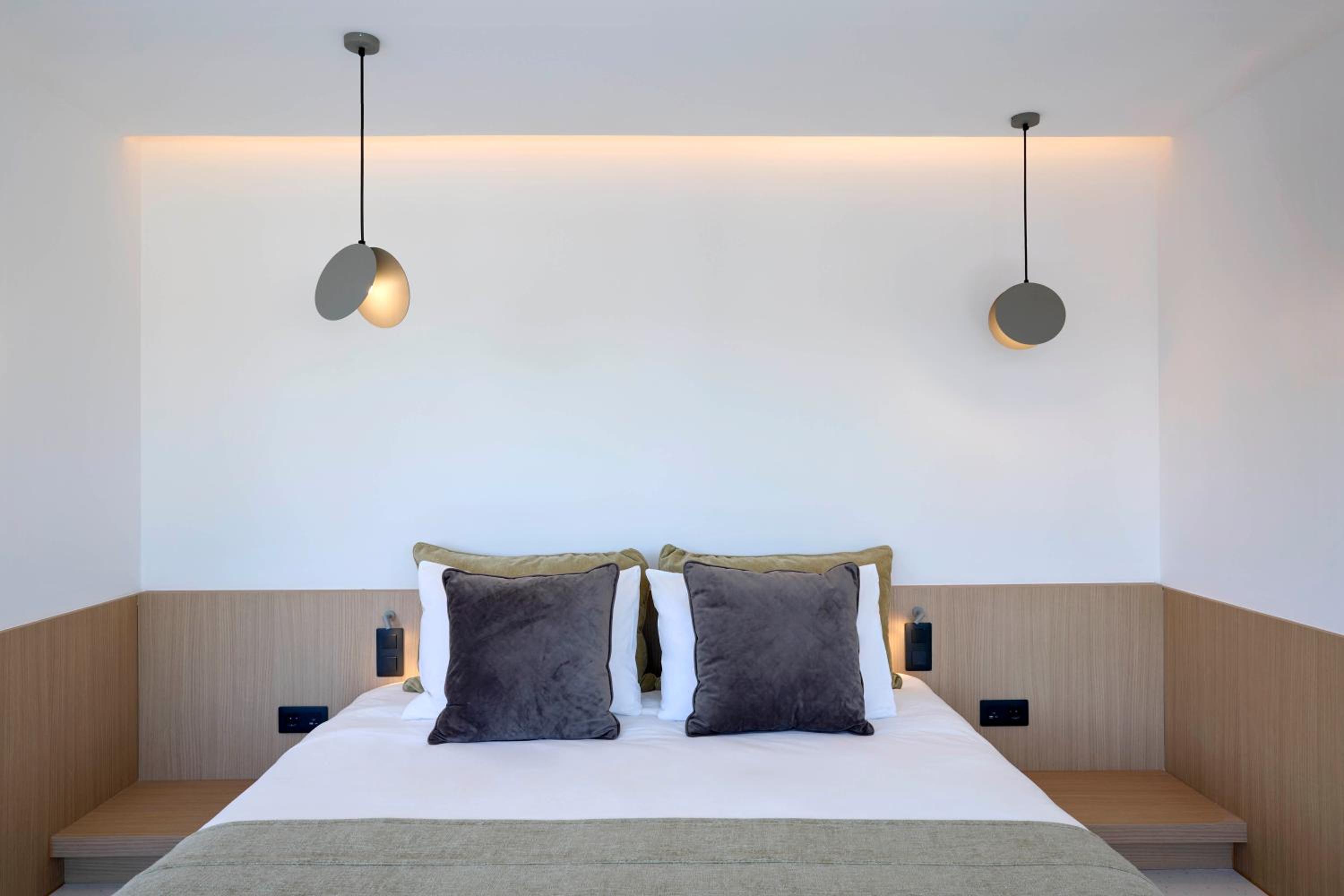 King Room with Balcony - Photo 3