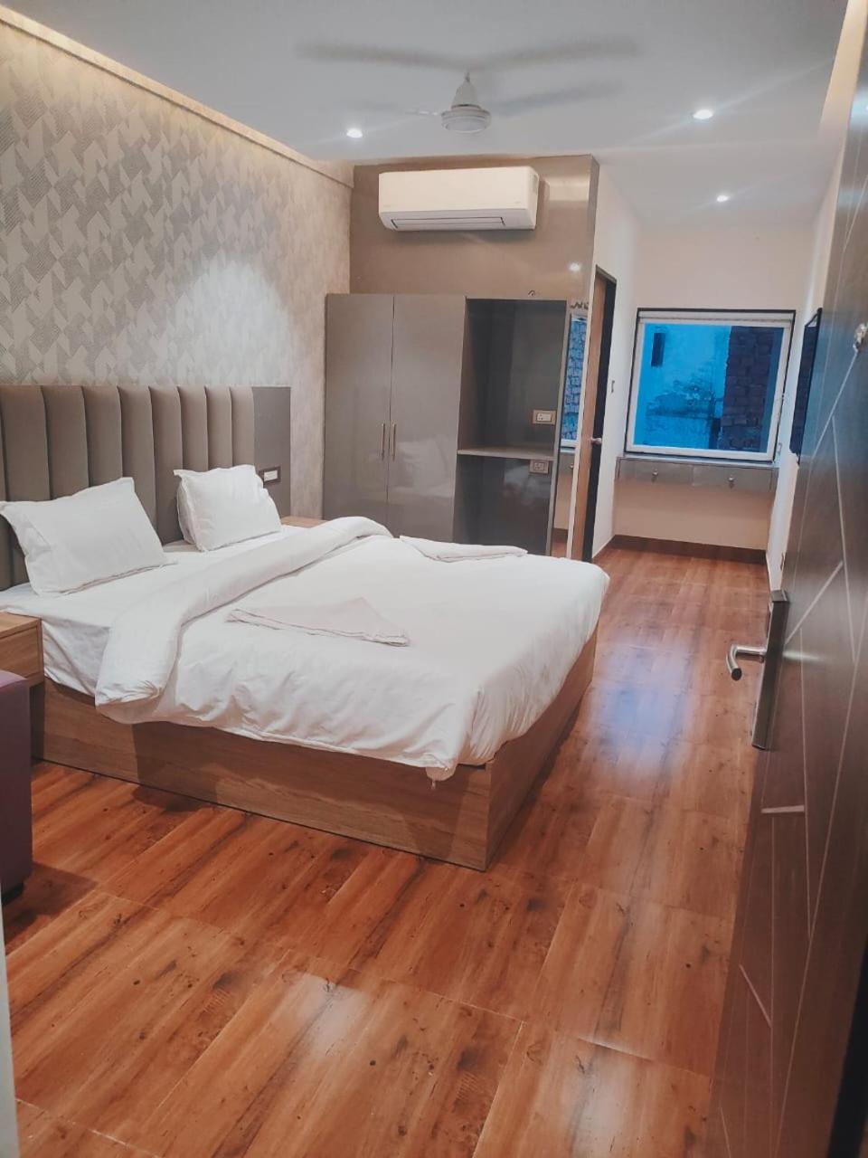 Deluxe King Room photo 3