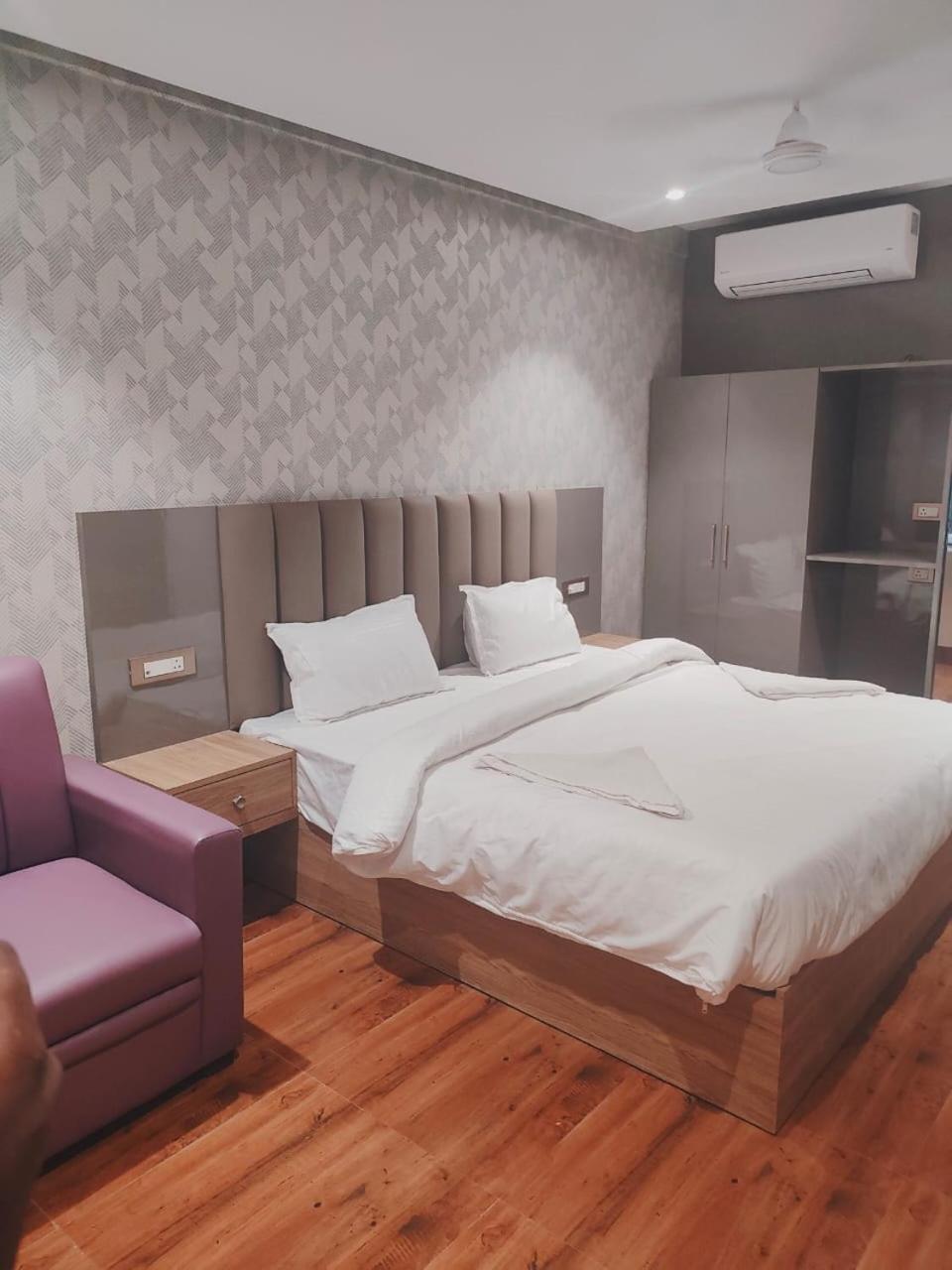 Deluxe King Room photo 1