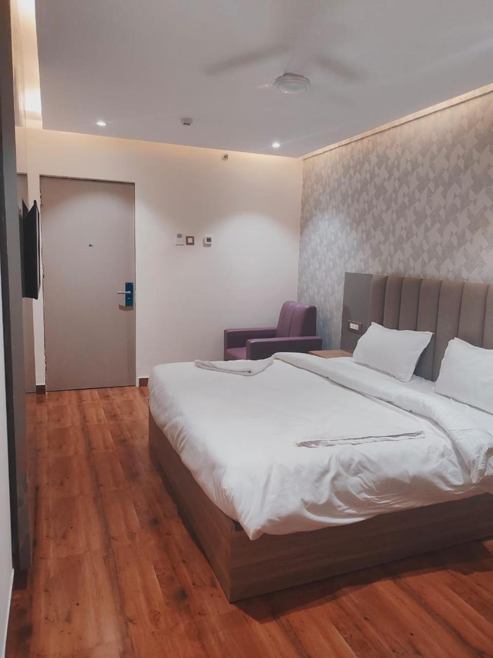 Deluxe King Room photo 2