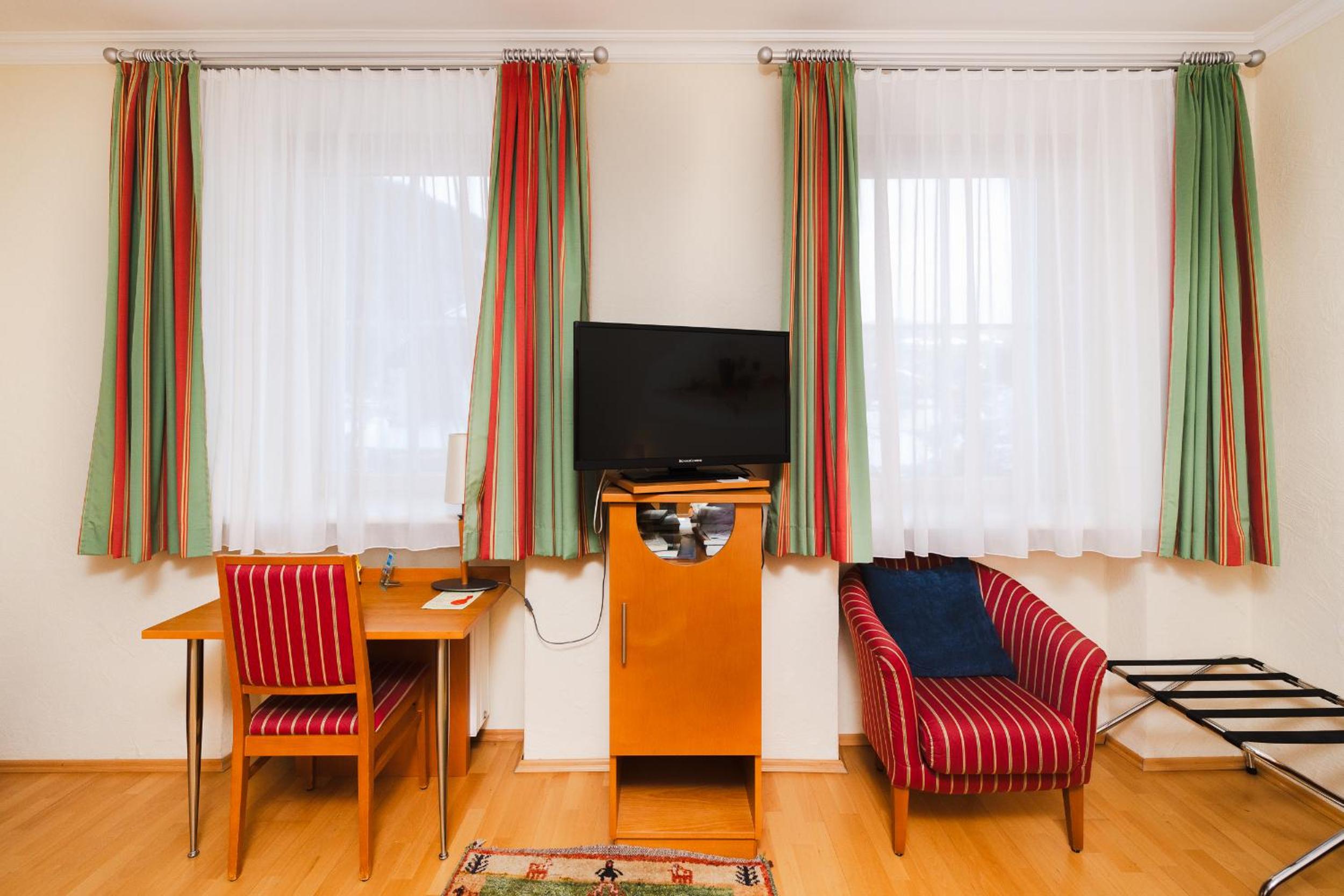 Family Room - Photo 6