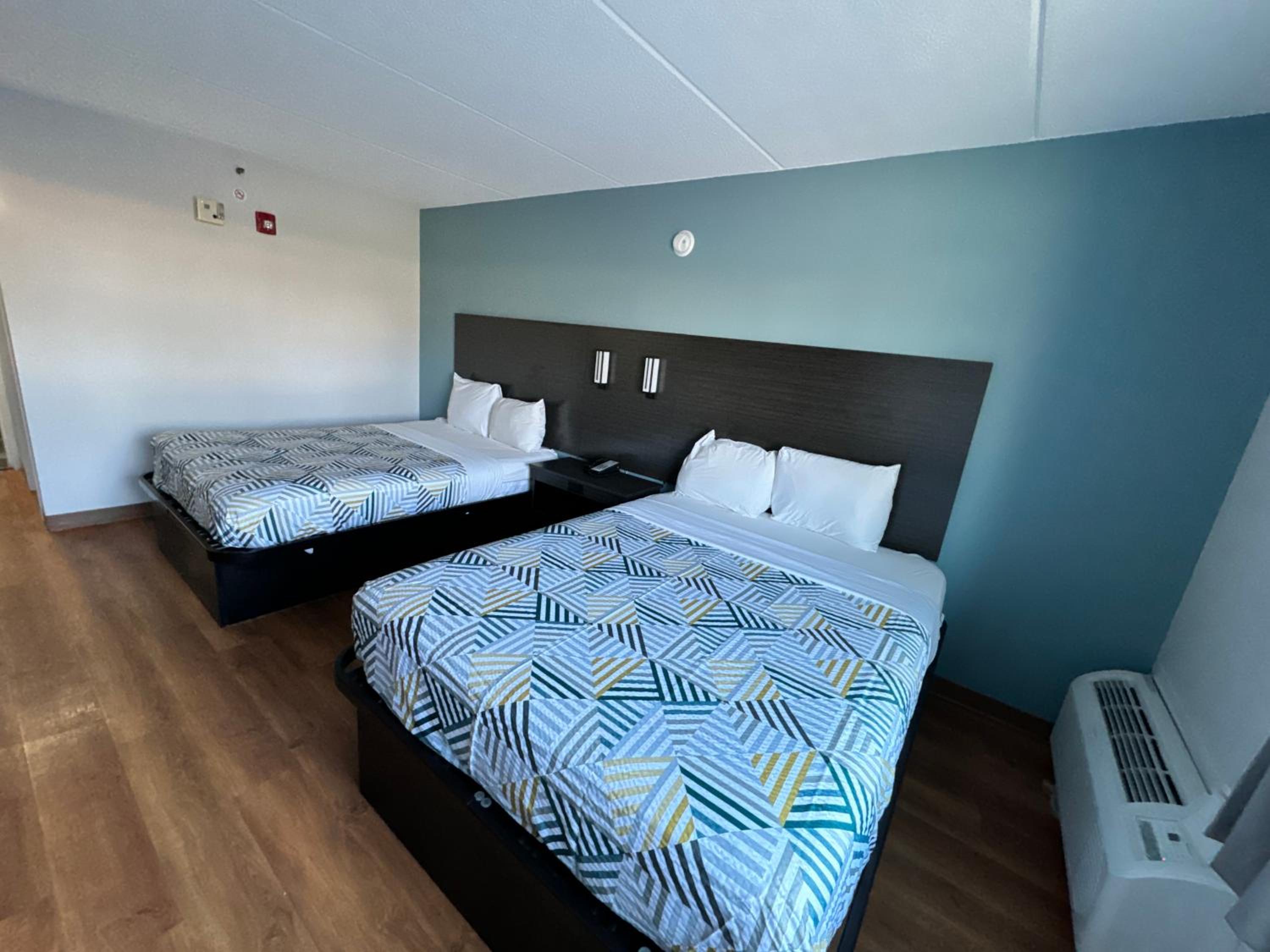 Queen Room with Two Queen Beds - Non-Smoking photo 2