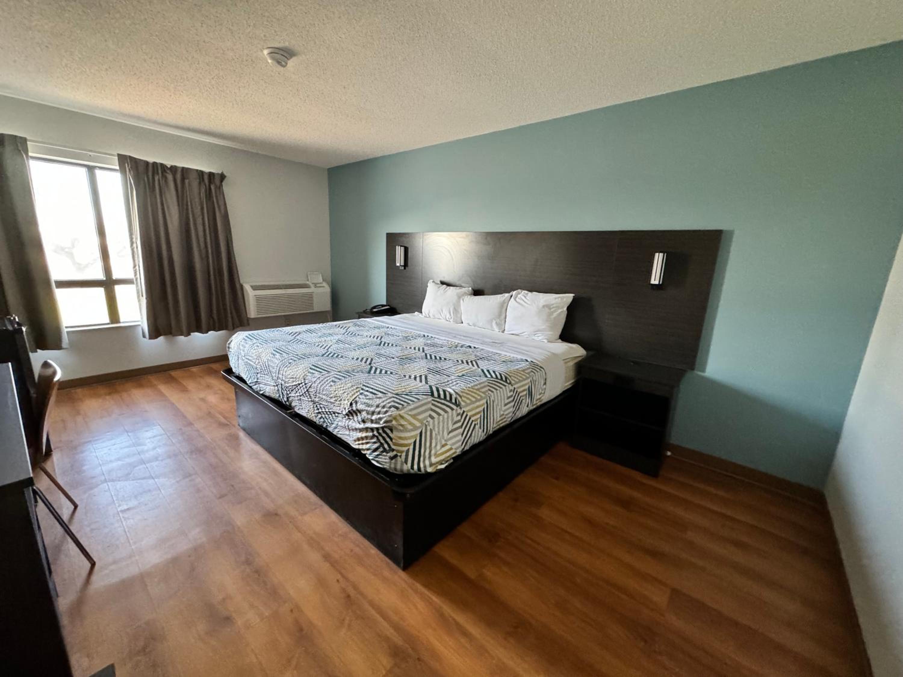 King Room with Roll-in Shower - Disability Access - Non-Smoking photo 3
