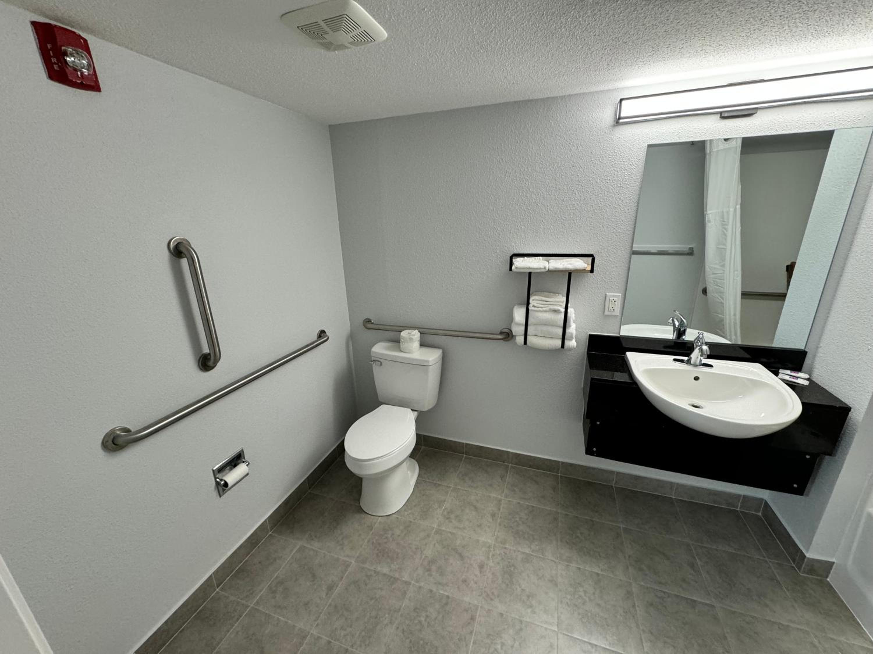 Queen Room - Non-Smoking photo 3
