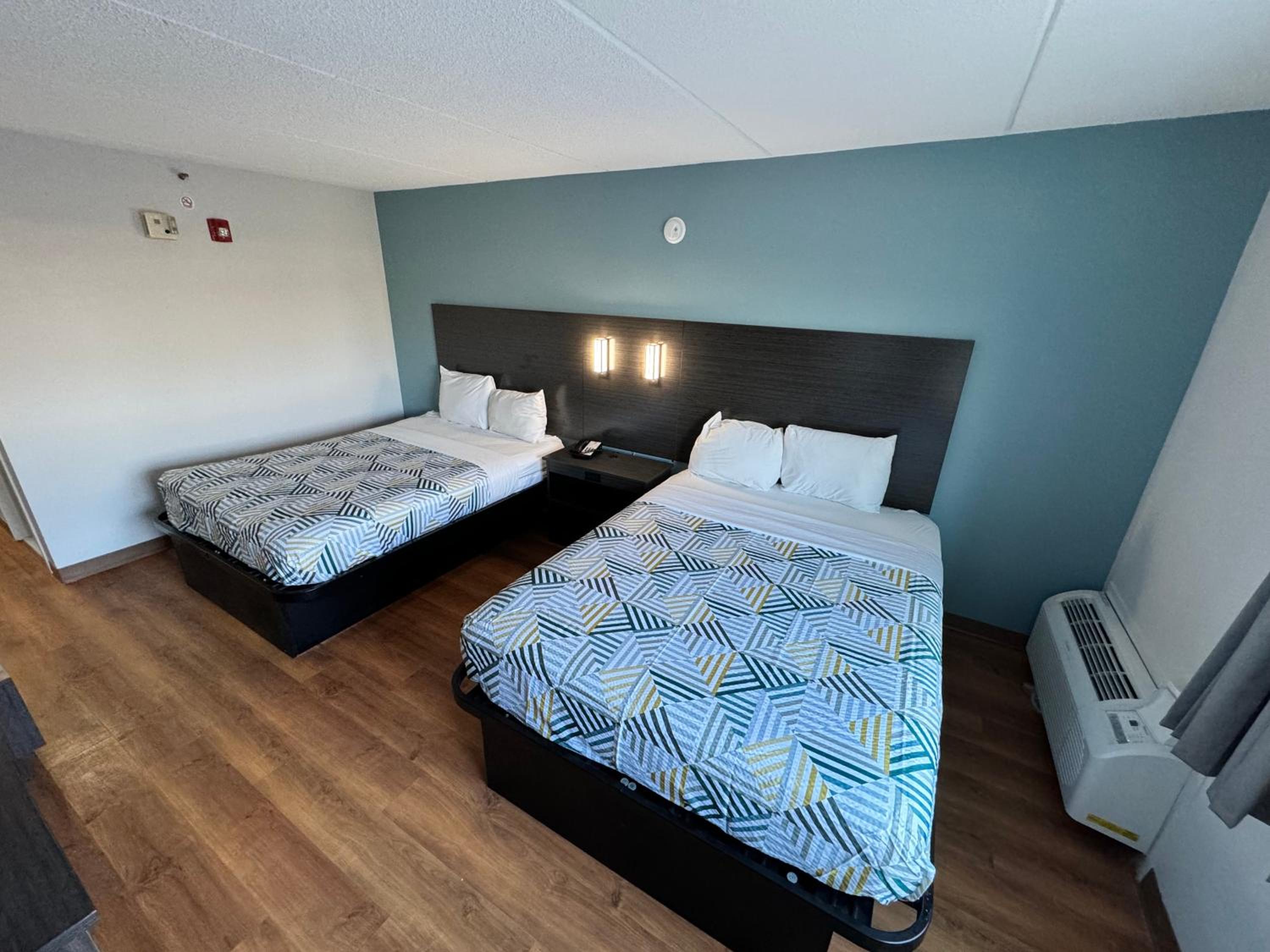 Queen Room with Two Queen Beds - Smoking photo 1