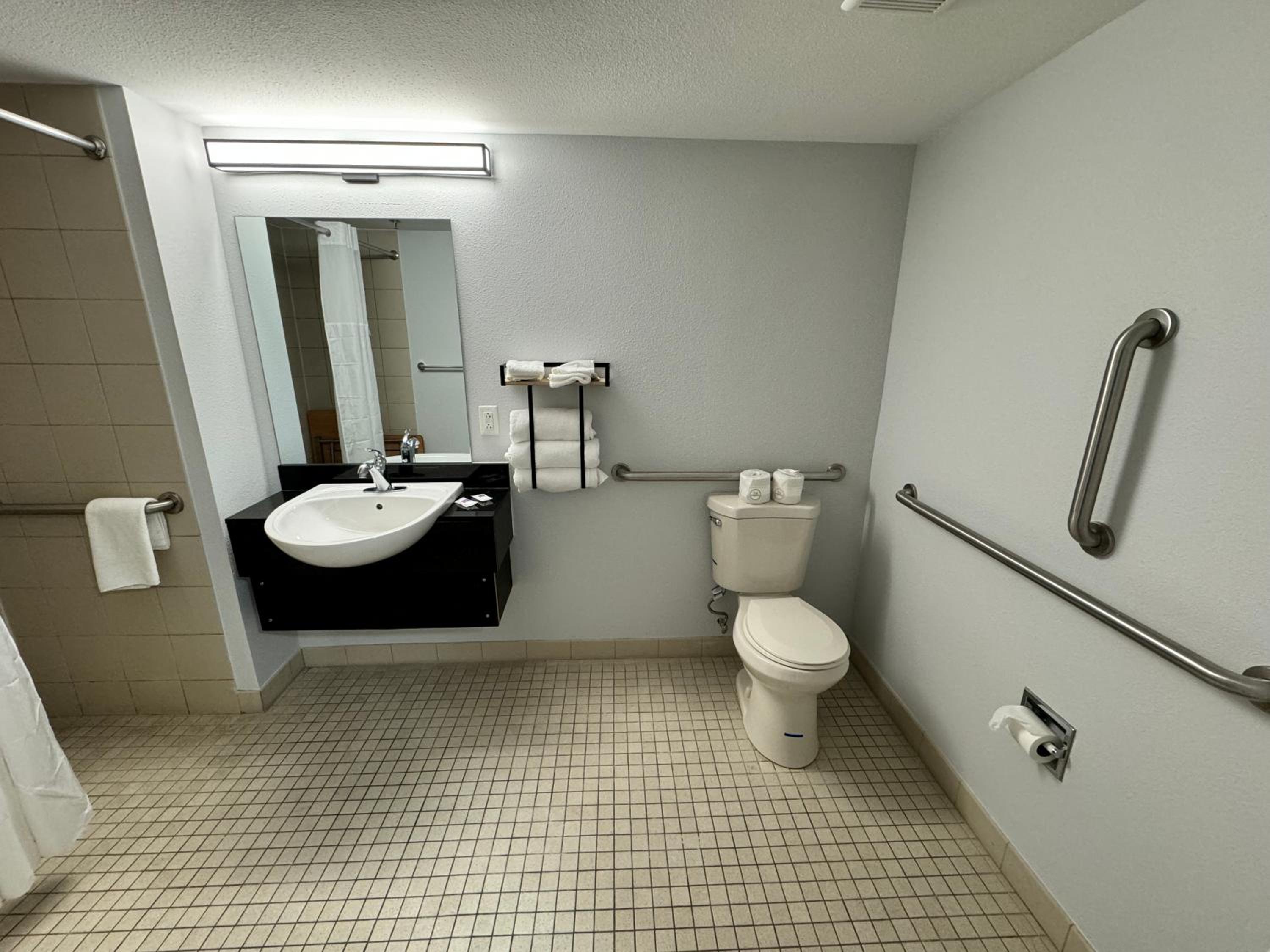 King Room with Roll-in Shower - Disability Access - Non-Smoking photo 2
