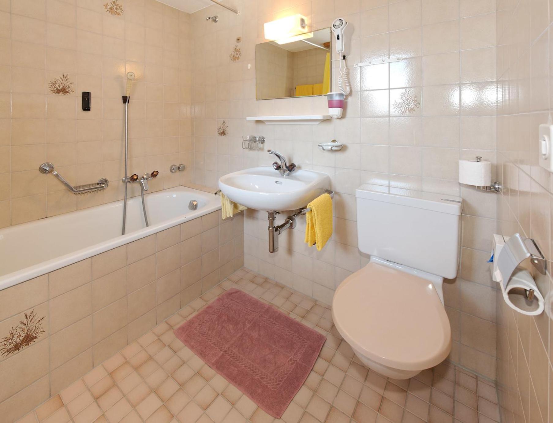 Double Room with Balcony - Photo 4