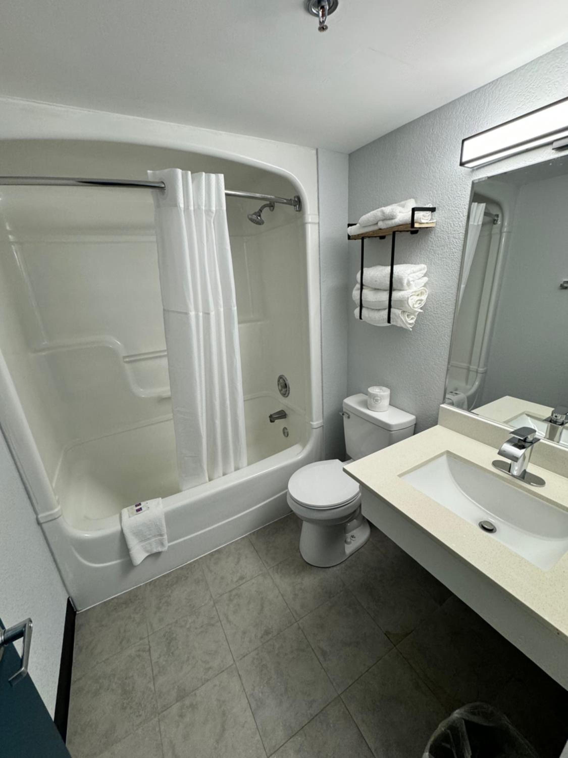 Queen Room with Two Queen Beds - Smoking photo 3