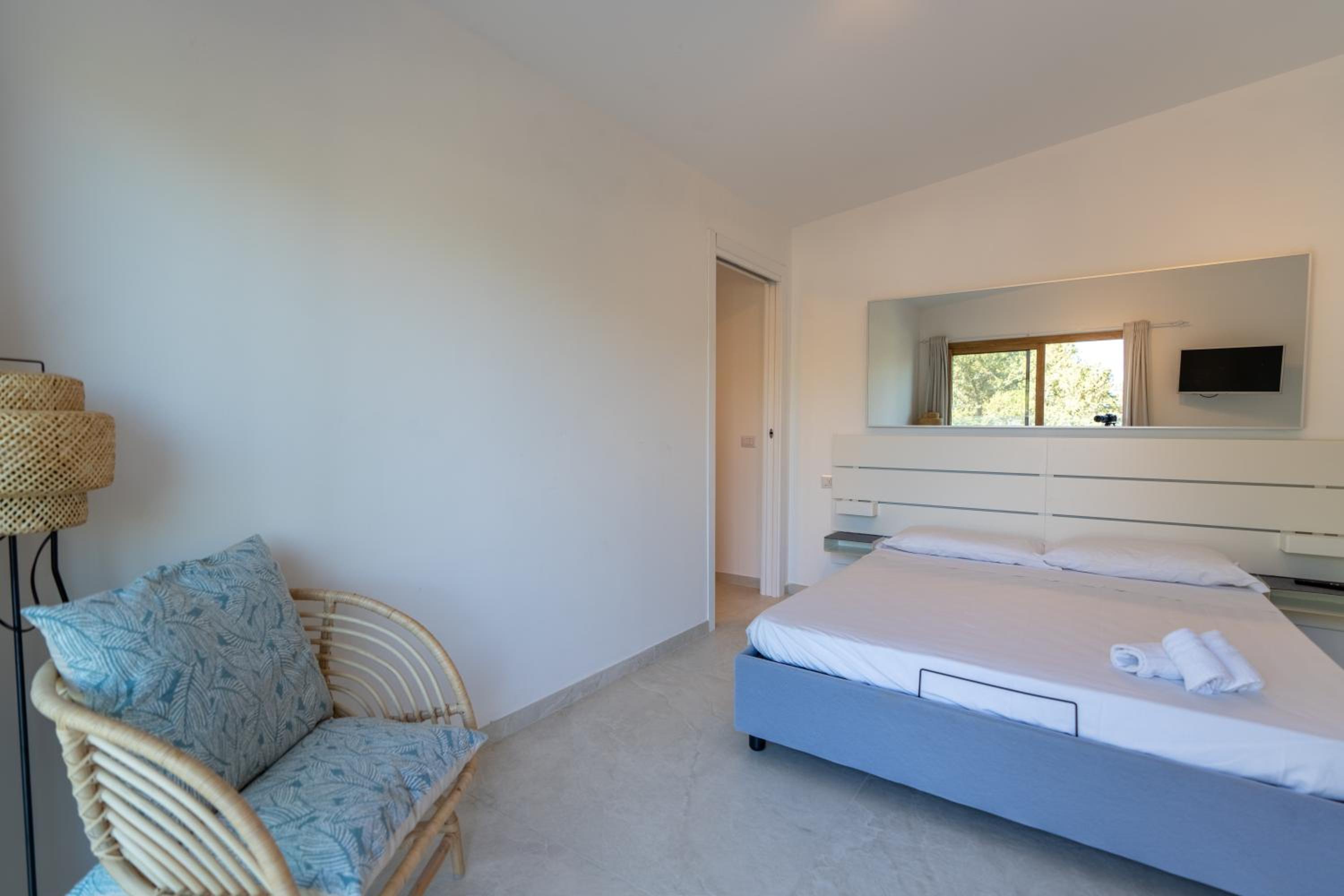 Deluxe Double Room with Side Sea View