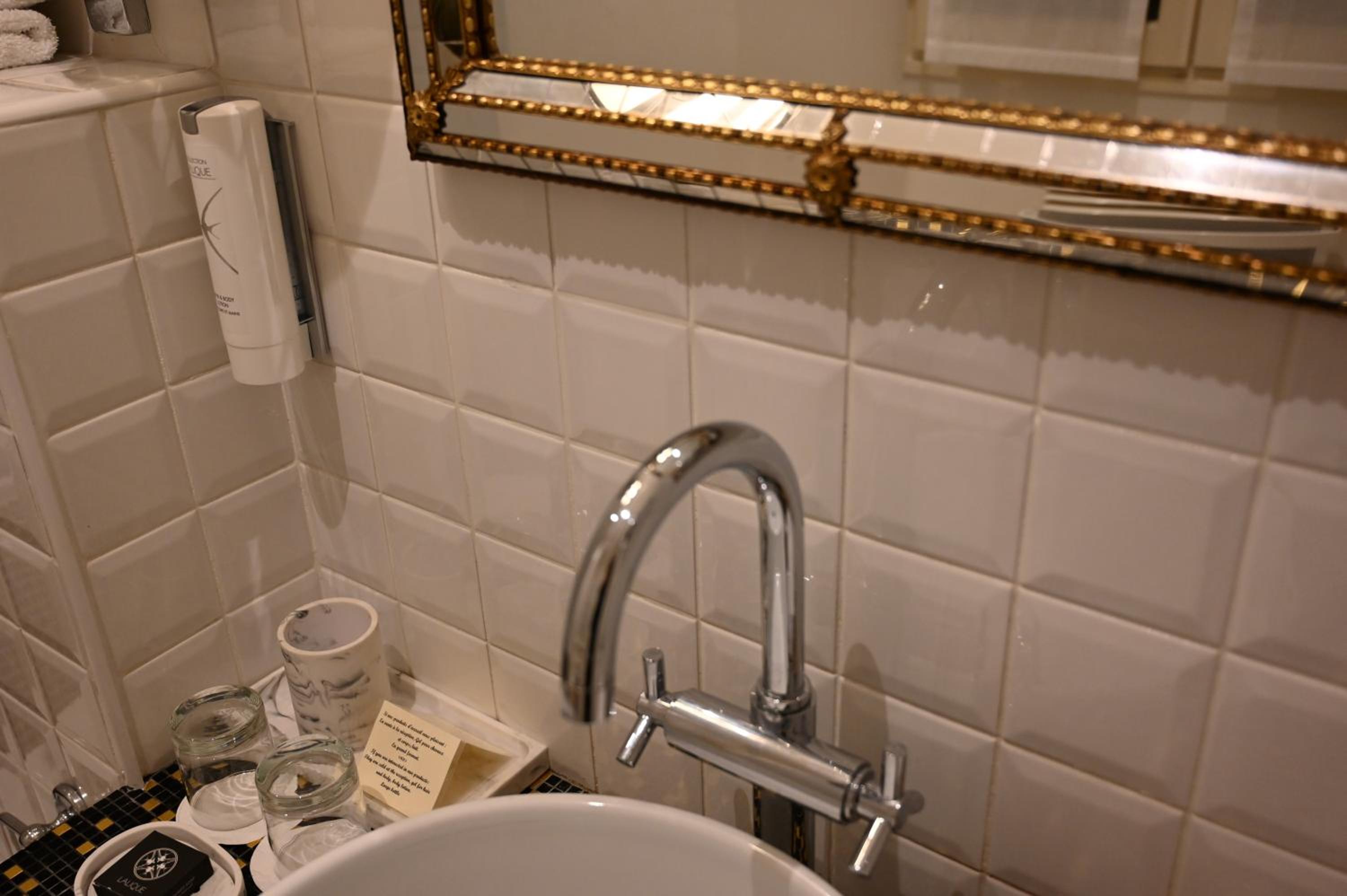 Deluxe Room - Photo 5