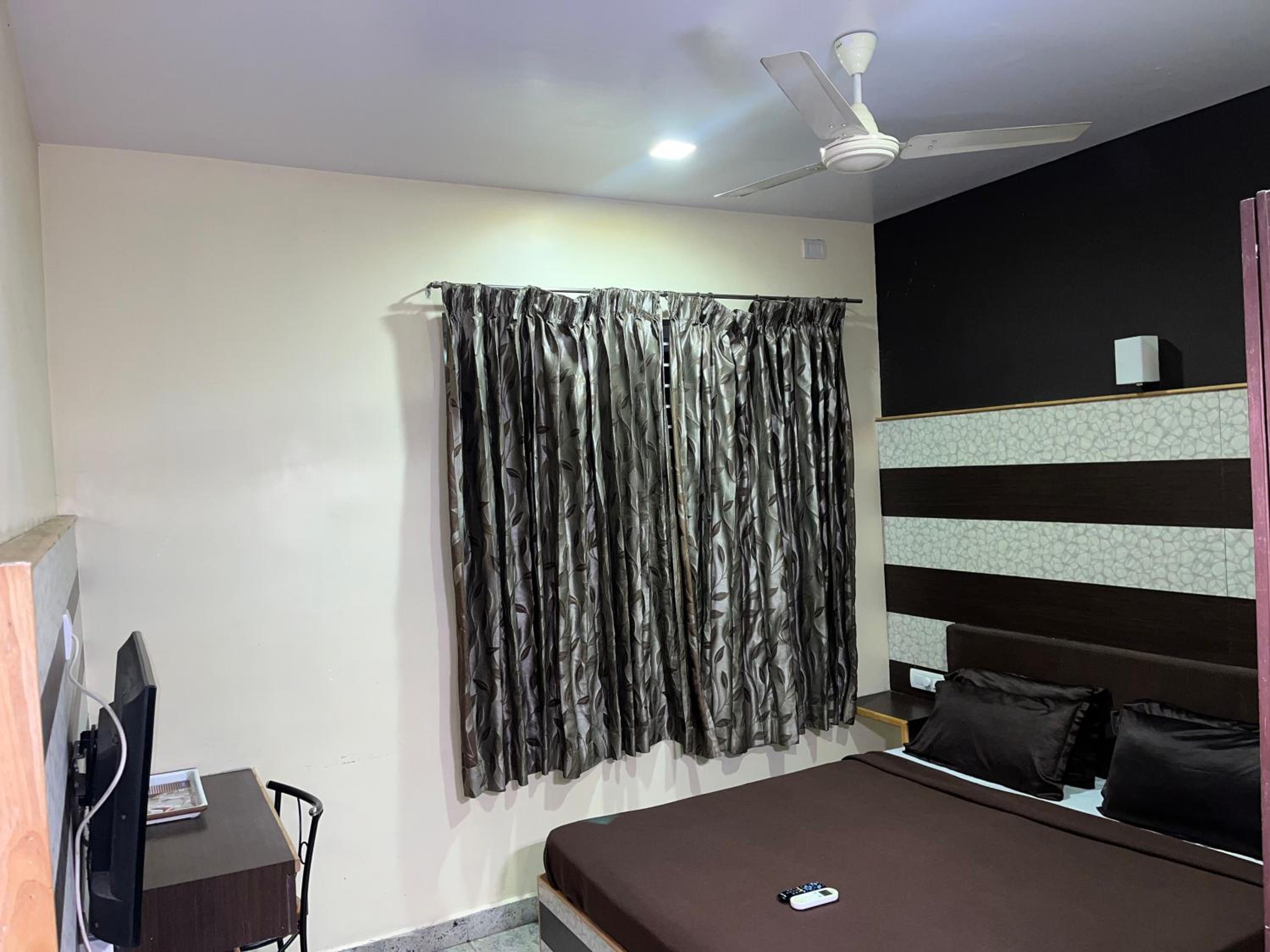 Deluxe Room - Photo 10