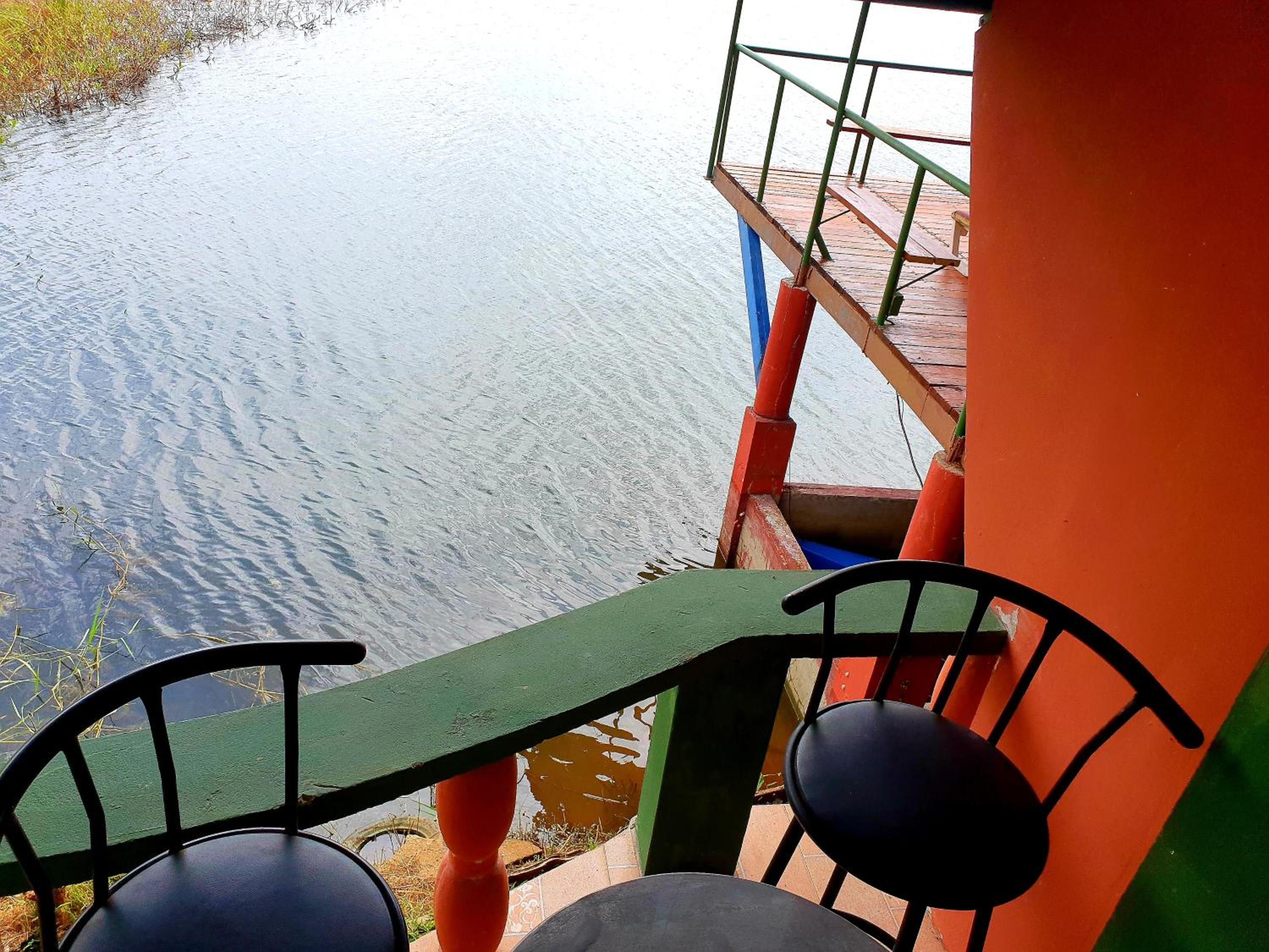 Family Room with Lake View photo 2