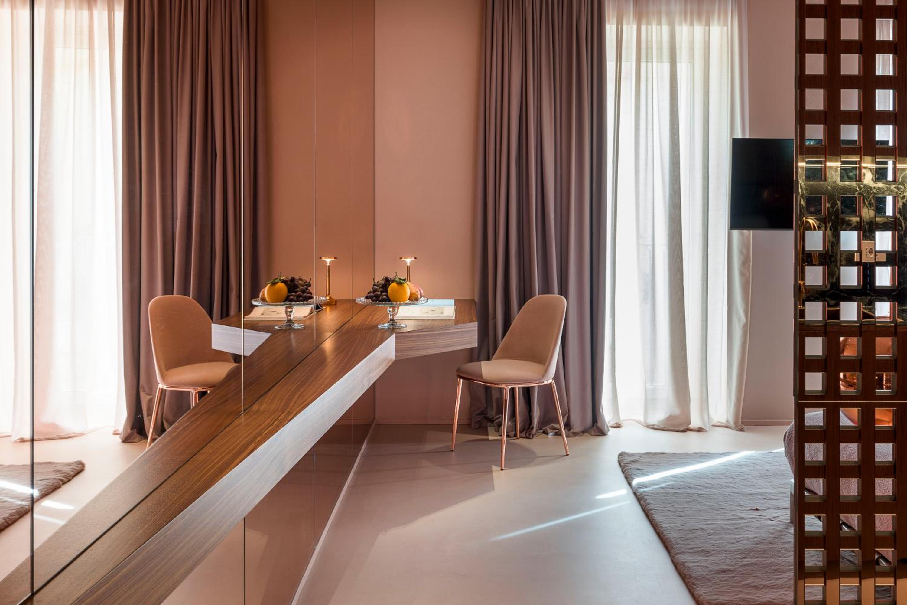 Executive Suite - Photo 9