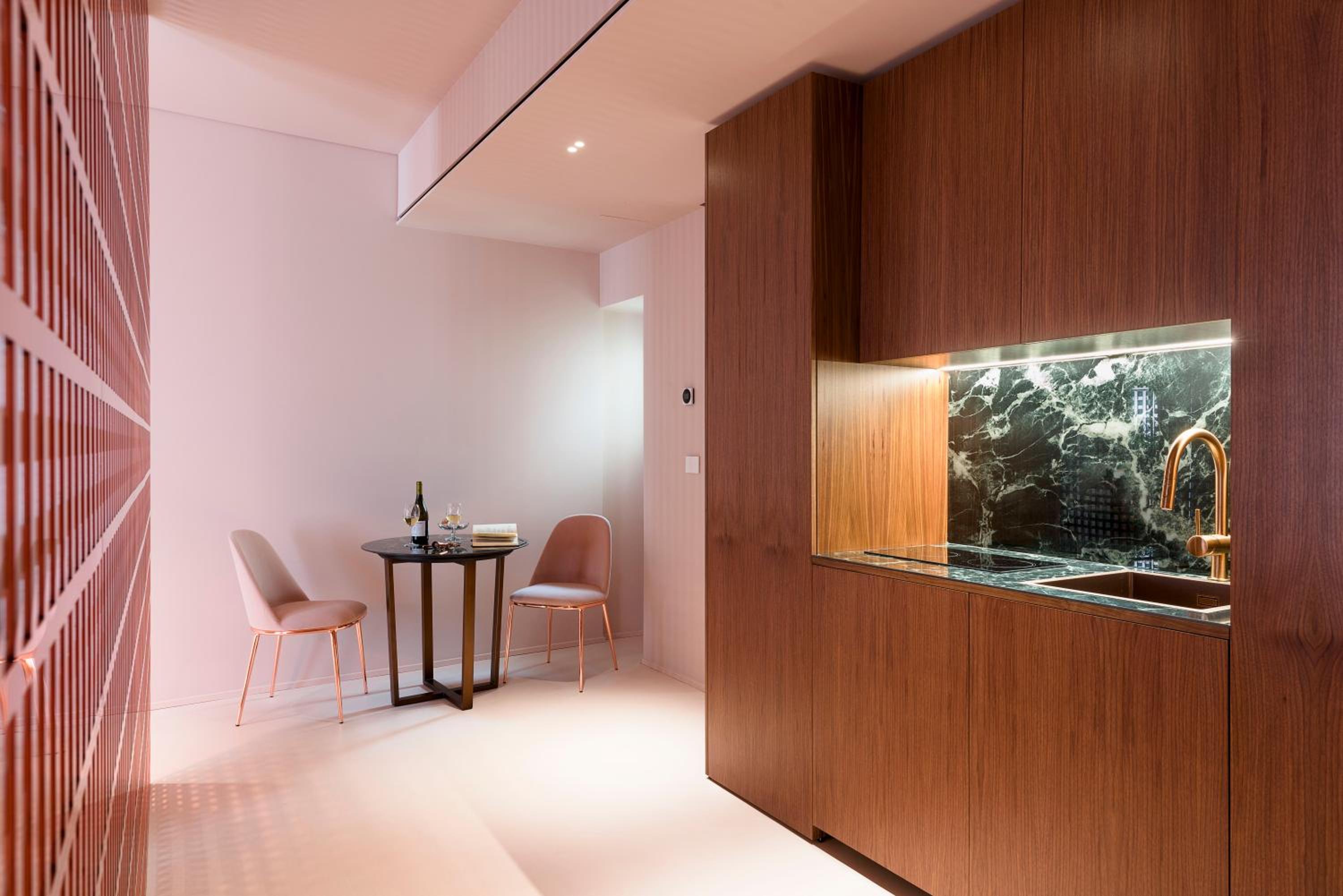 Executive Suite - Photo 12