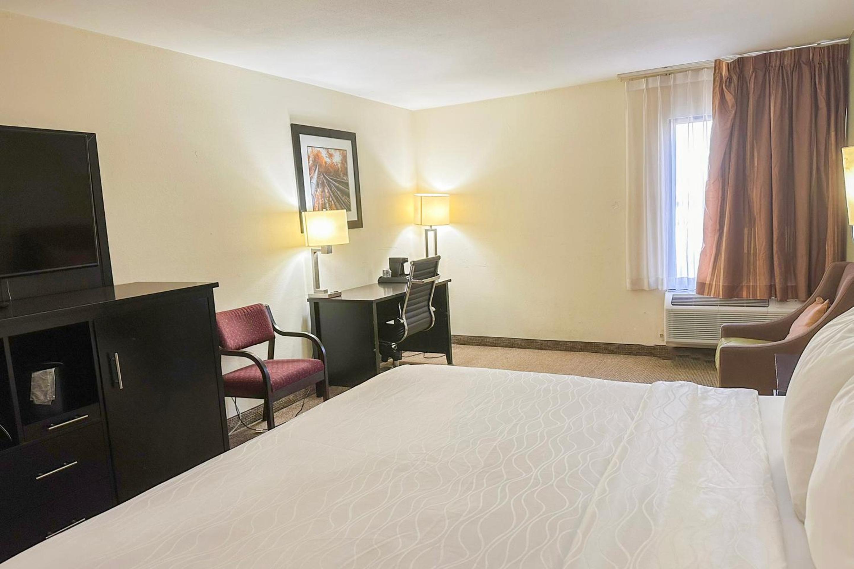 King Bed - Photo 8