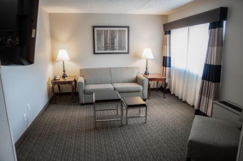 Deluxe Queen Suite photo 3