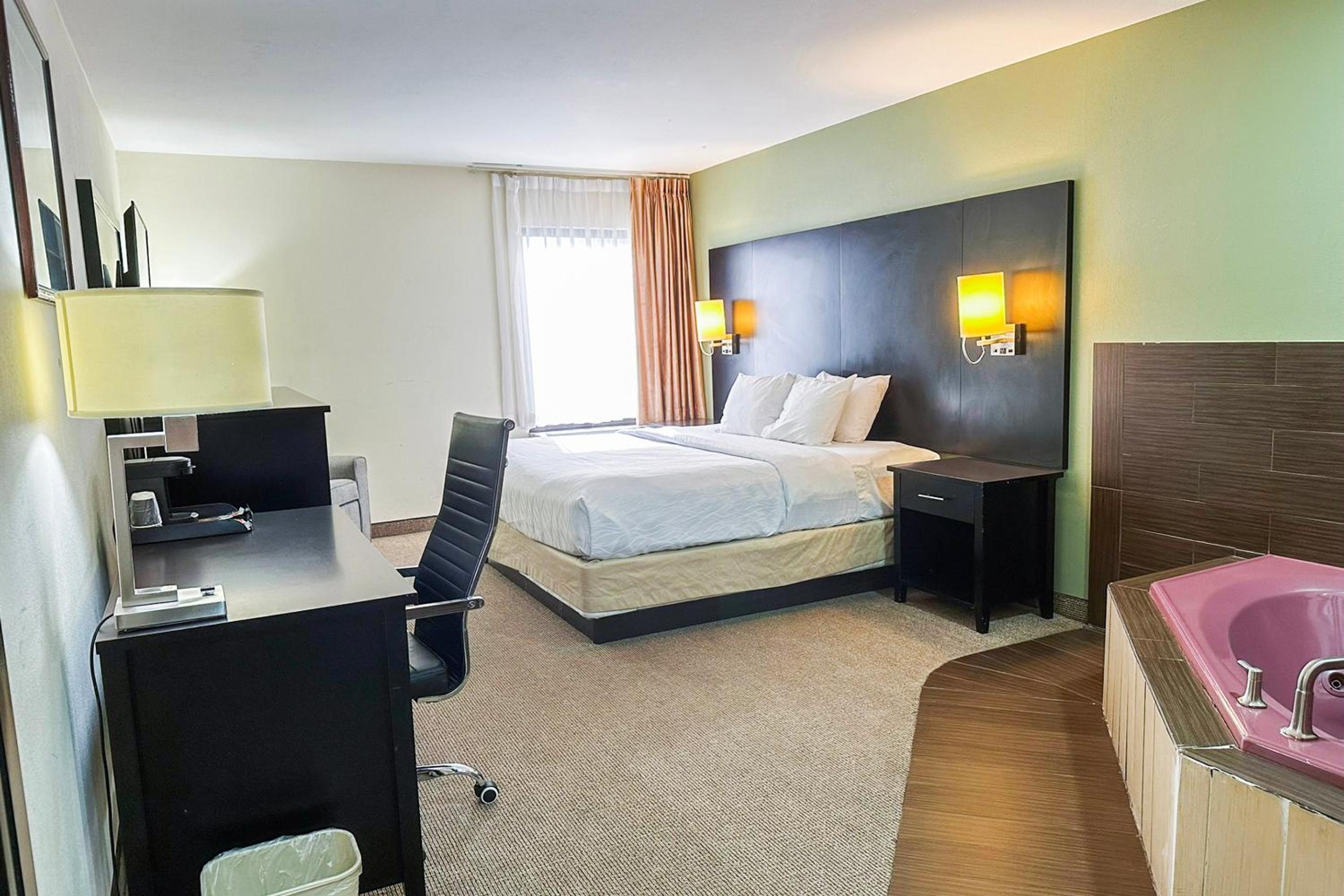 1 Bedroom Suite with Jetted Tub - Photo 7
