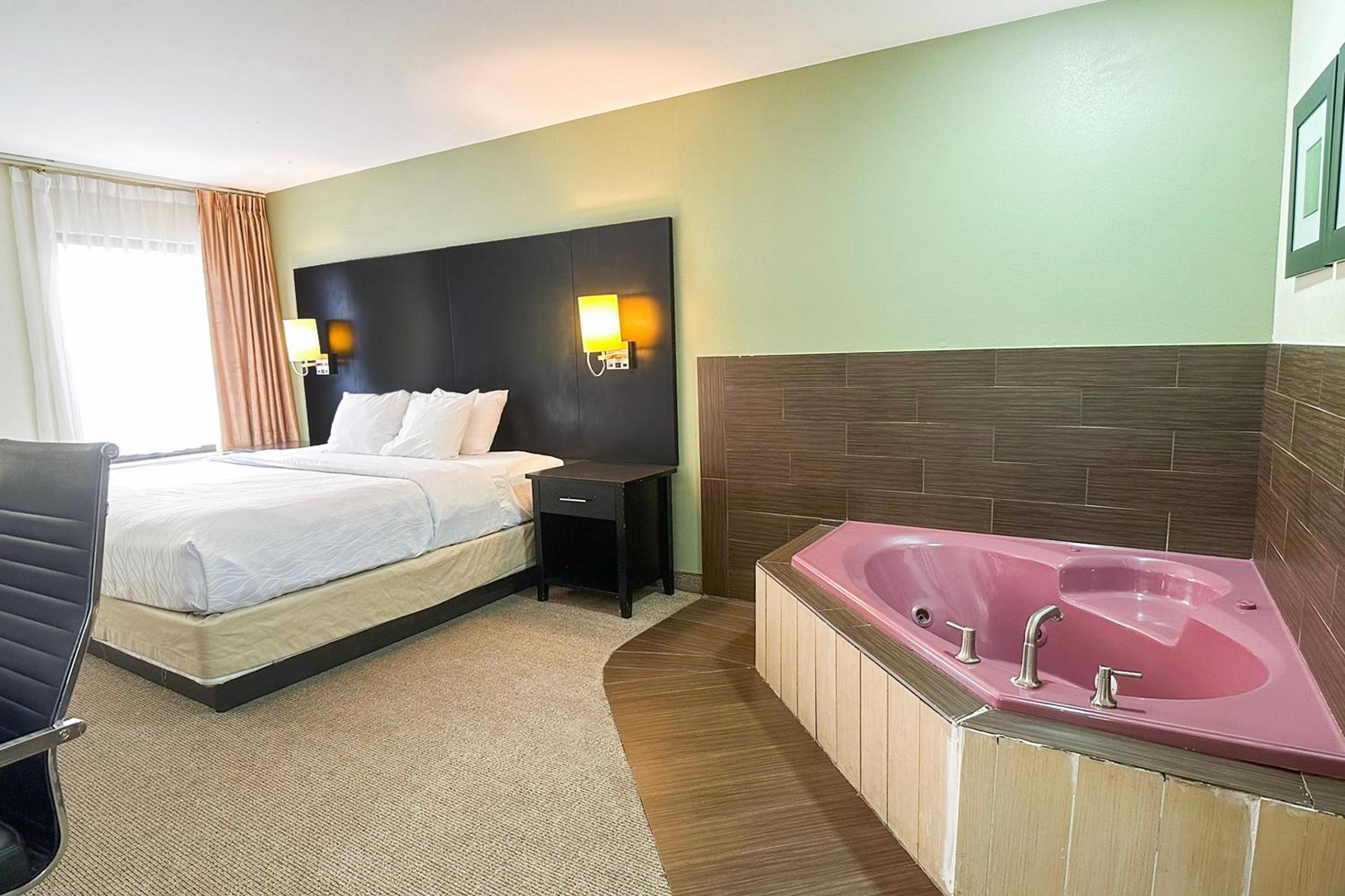 1 Bedroom Suite with Jetted Tub - Photo 5