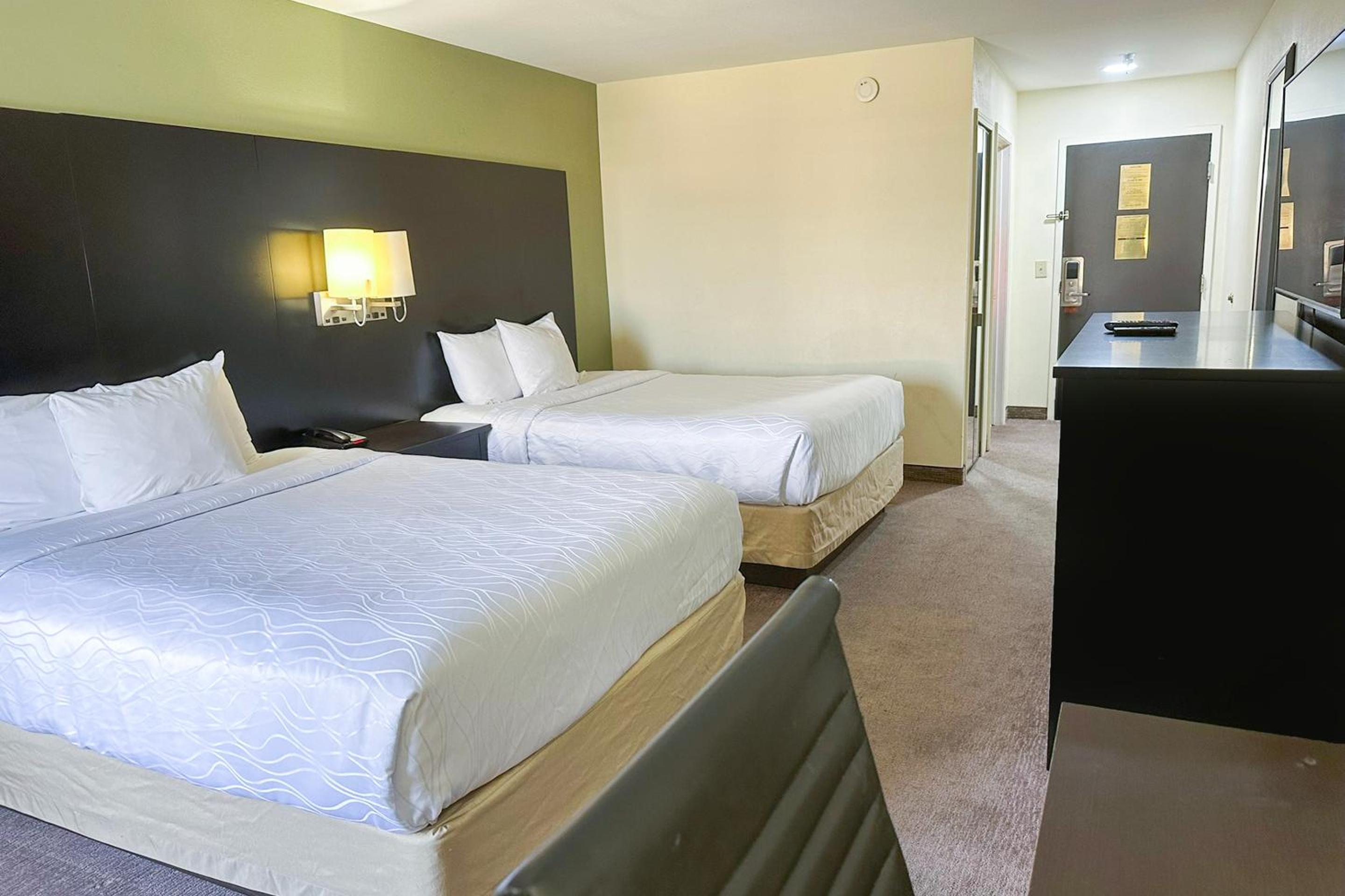 Double Queen Room - Photo 1