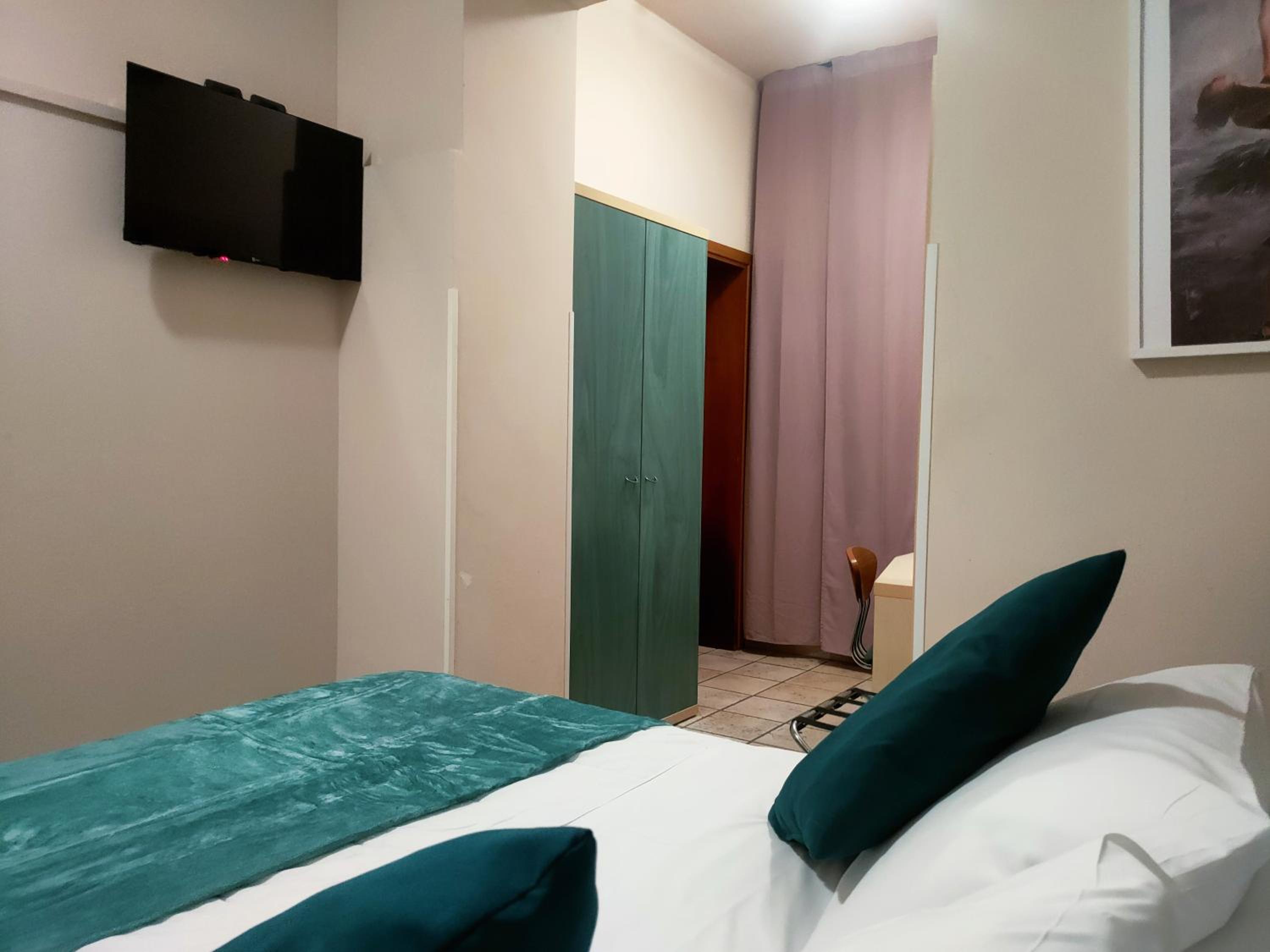 Standard Double Room - Photo 3