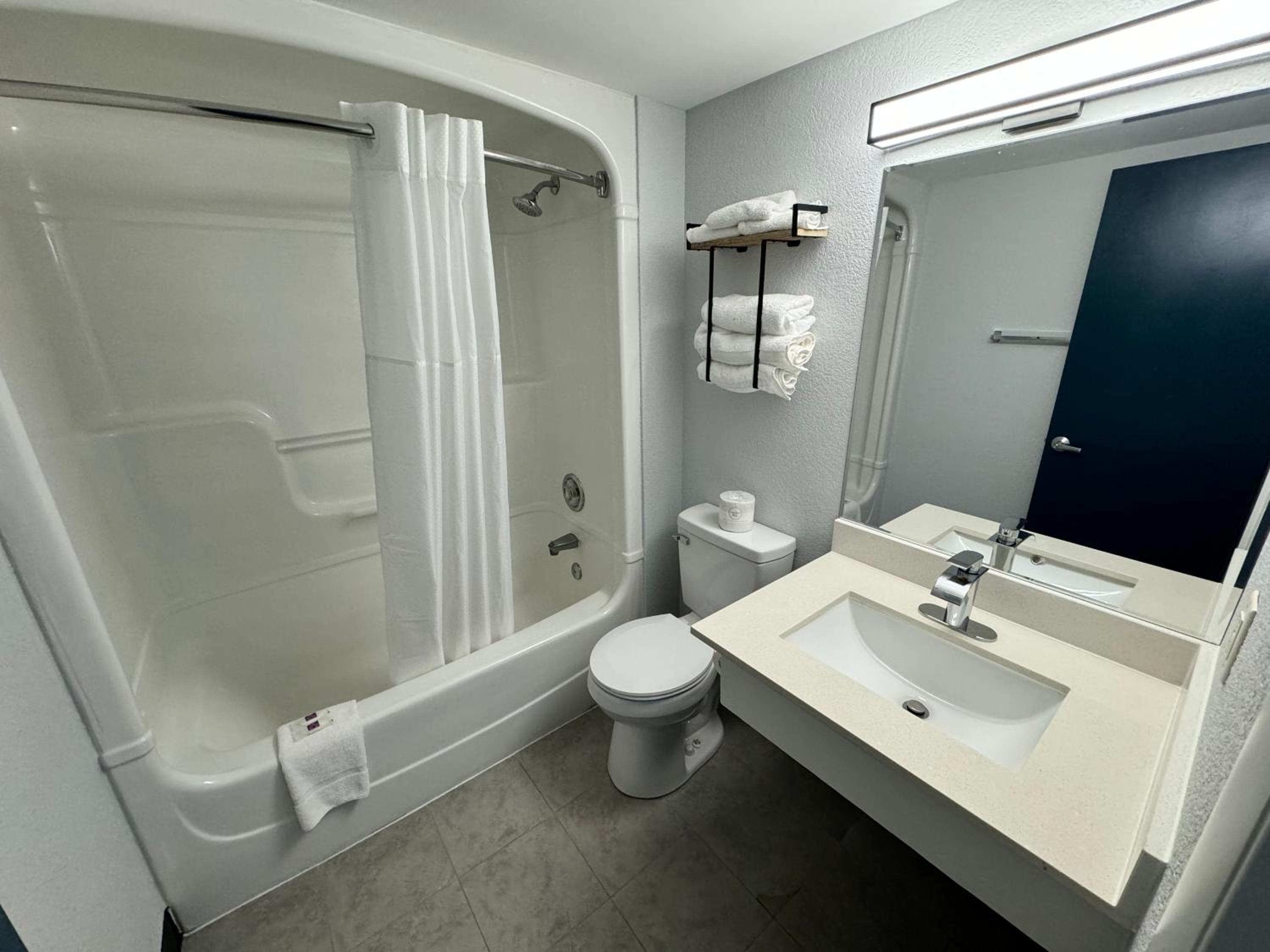 Deluxe King Room - Non-Smoking - Photo 4