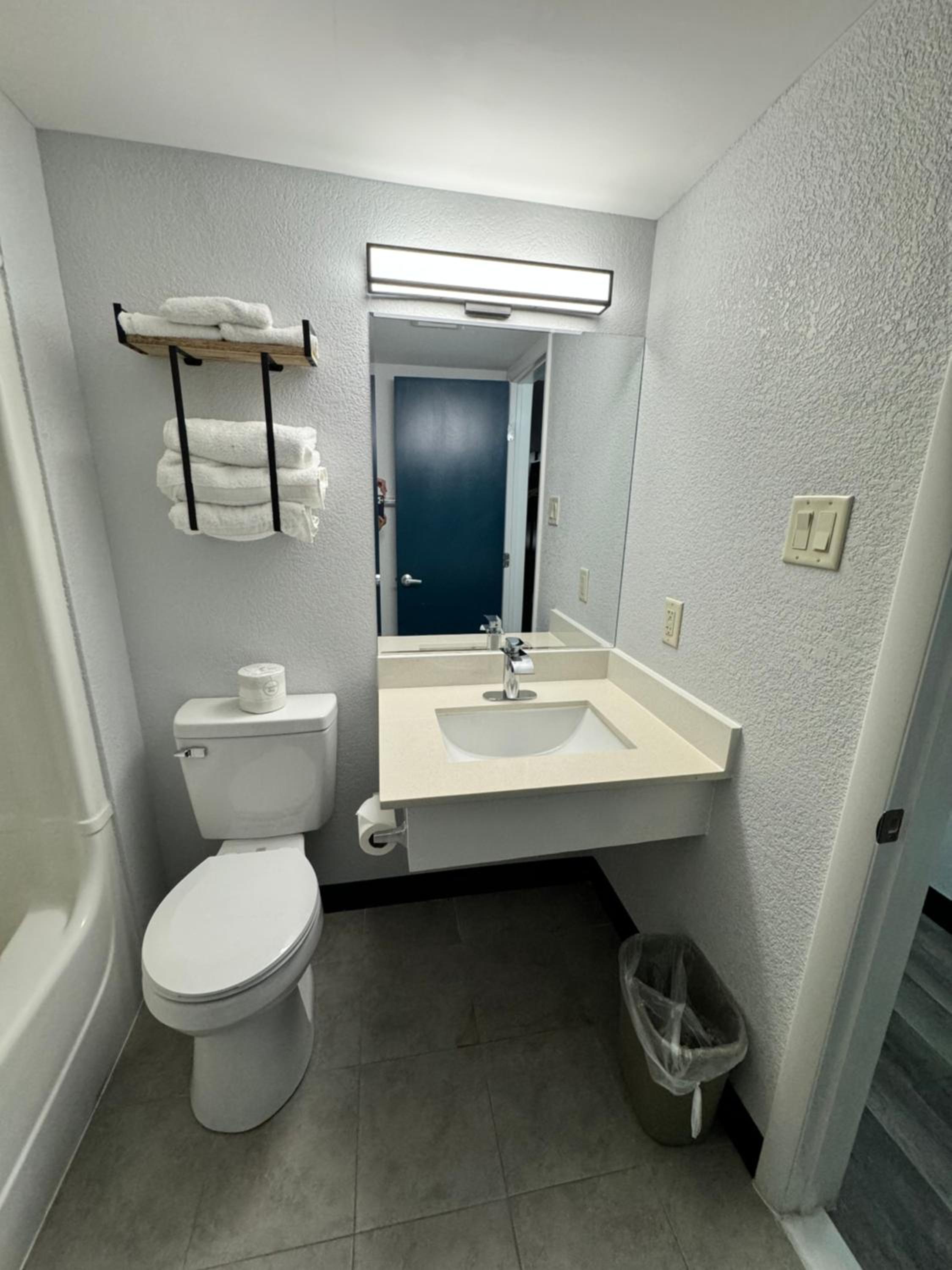 Deluxe King Room - Non-Smoking - Photo 5