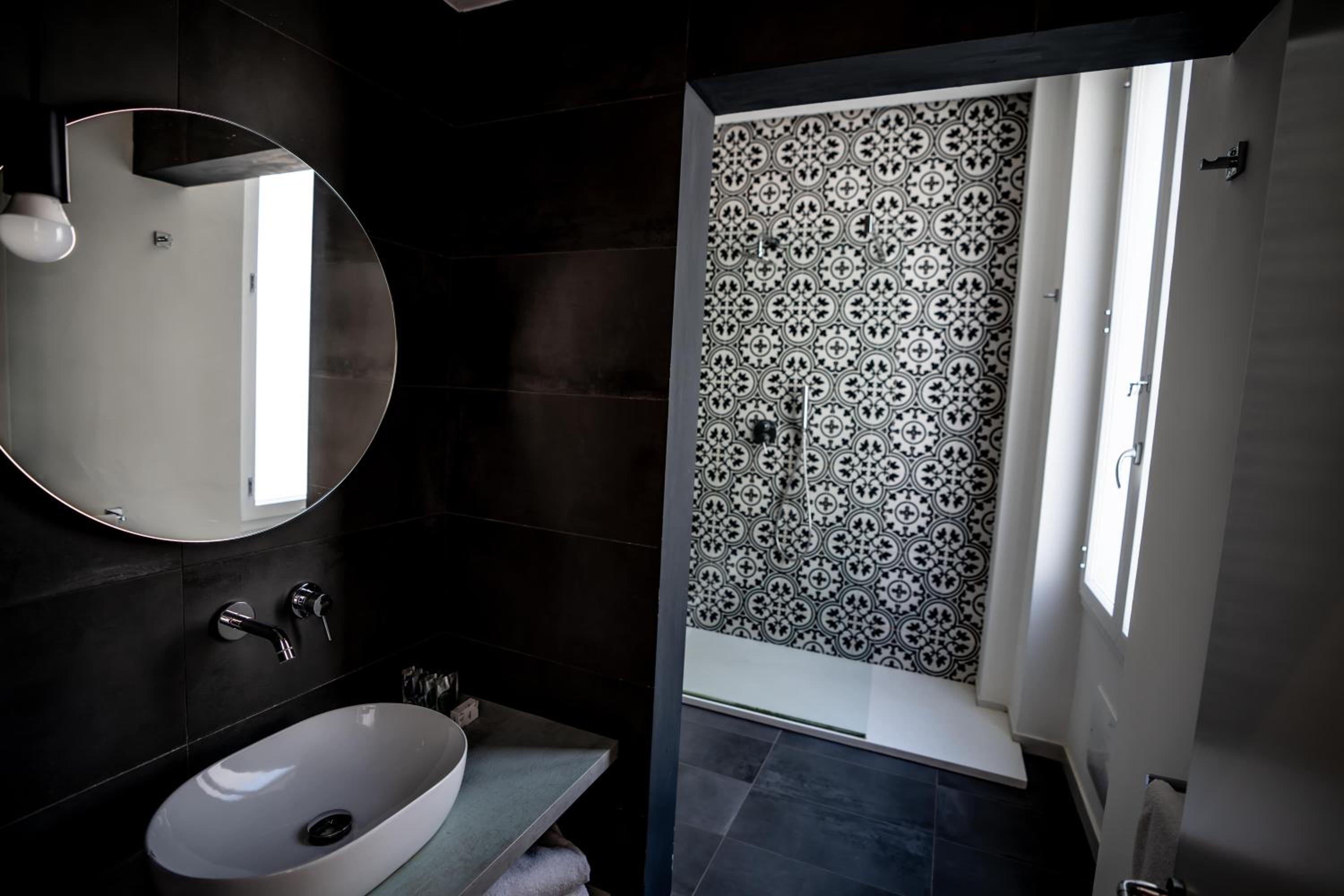 Suite with Balcony - Photo 6