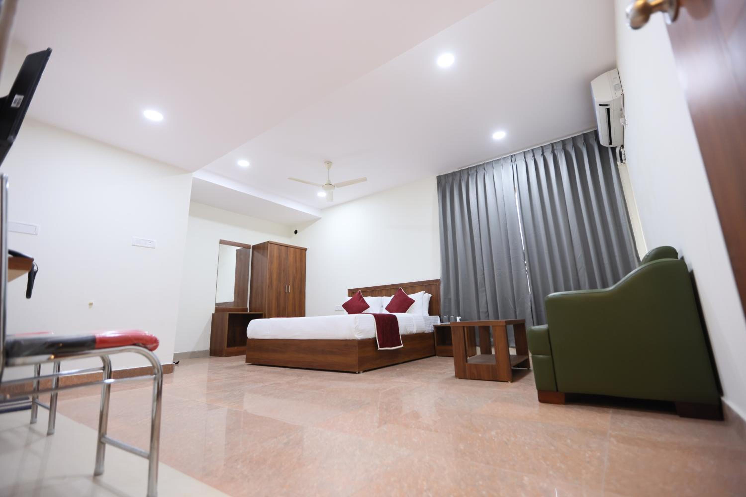 Deluxe Room - Photo 5